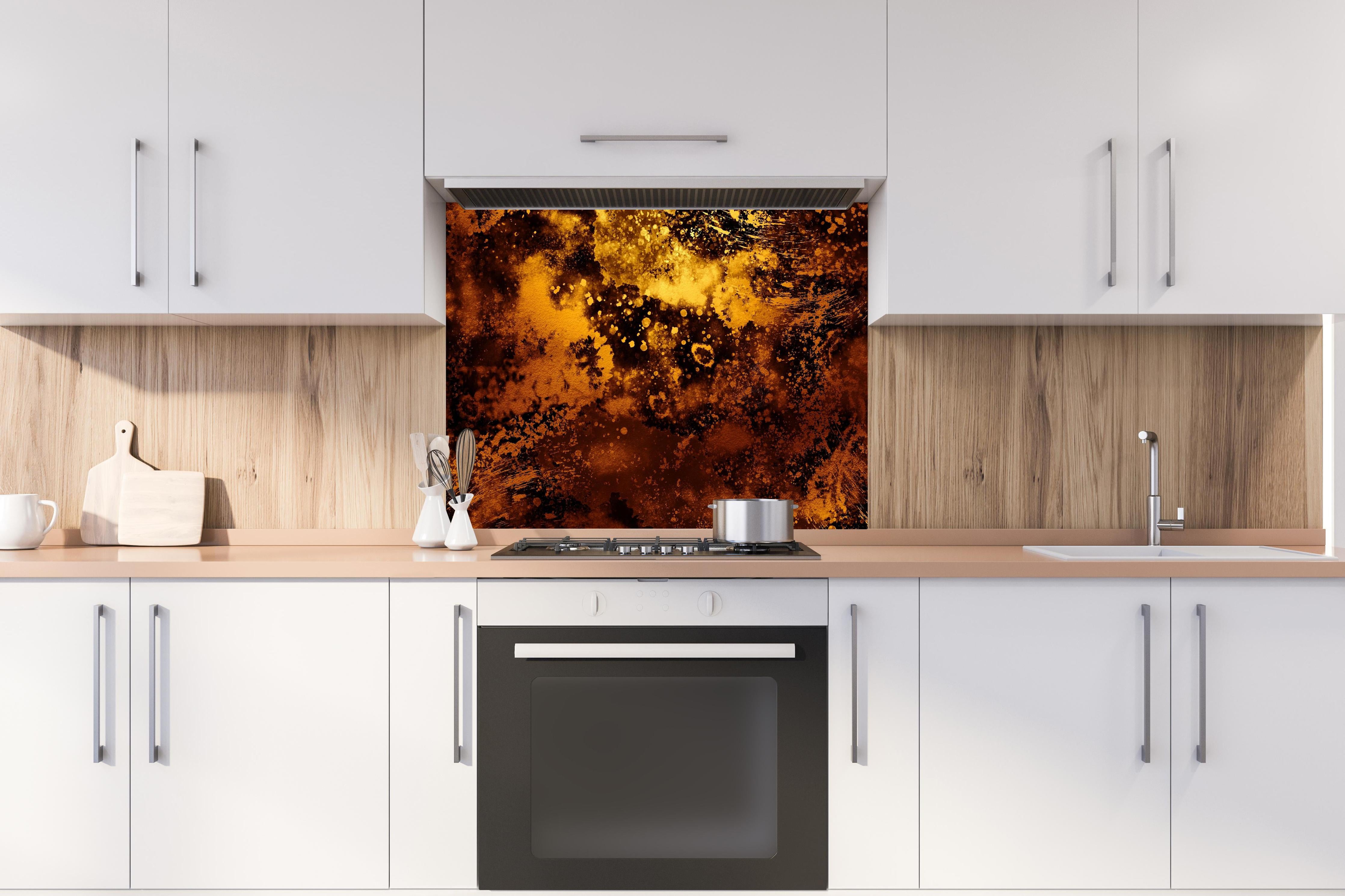 Spritzschutz - Japanisches Kunstwerk - Sengoku Gold hinter einem Cerankochfeld zwischen Holz-Kochutensilien