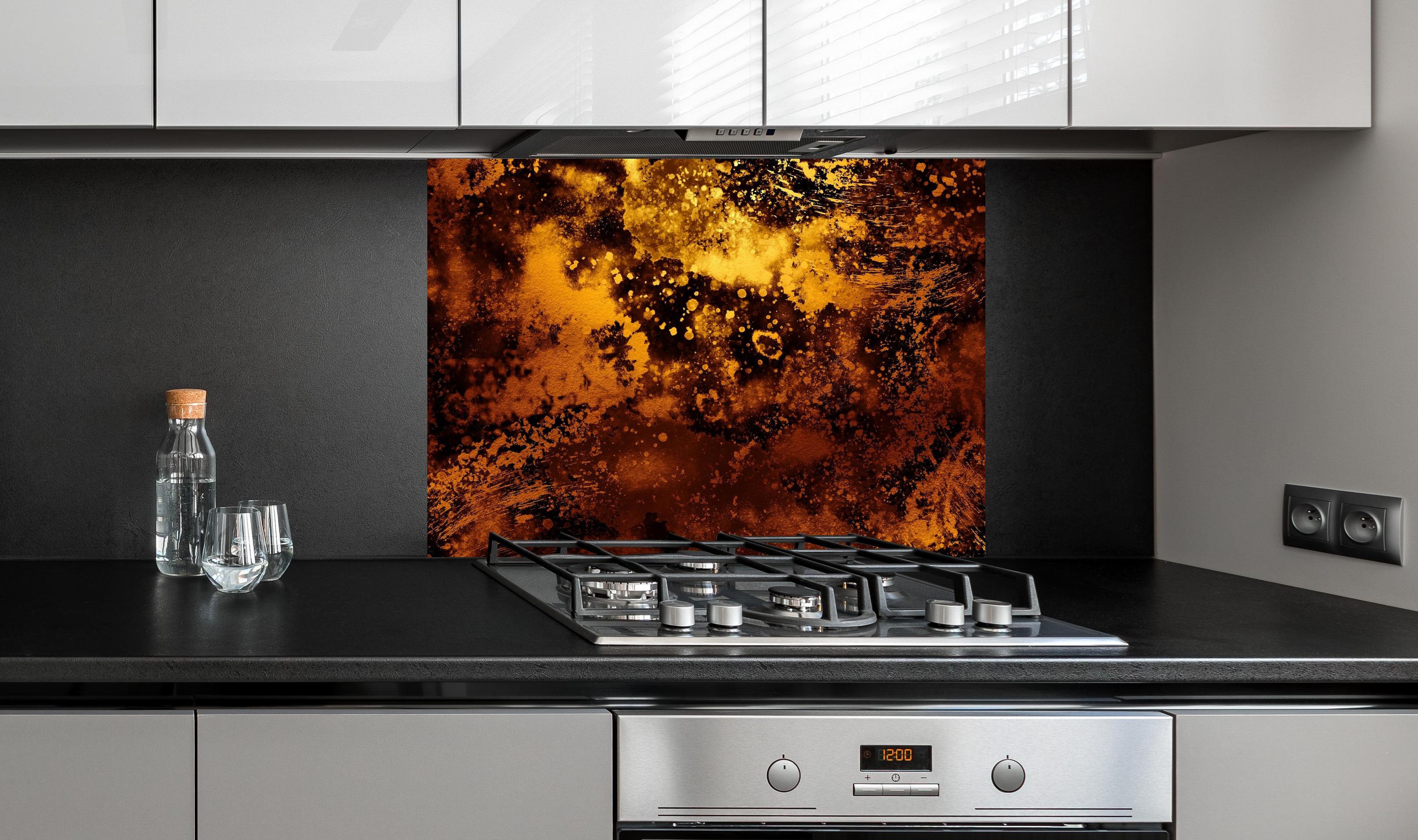 Spritzschutz - Japanisches Kunstwerk - Sengoku Gold hinter einem Cerankochfeld zwischen Holz-Kochutensilien