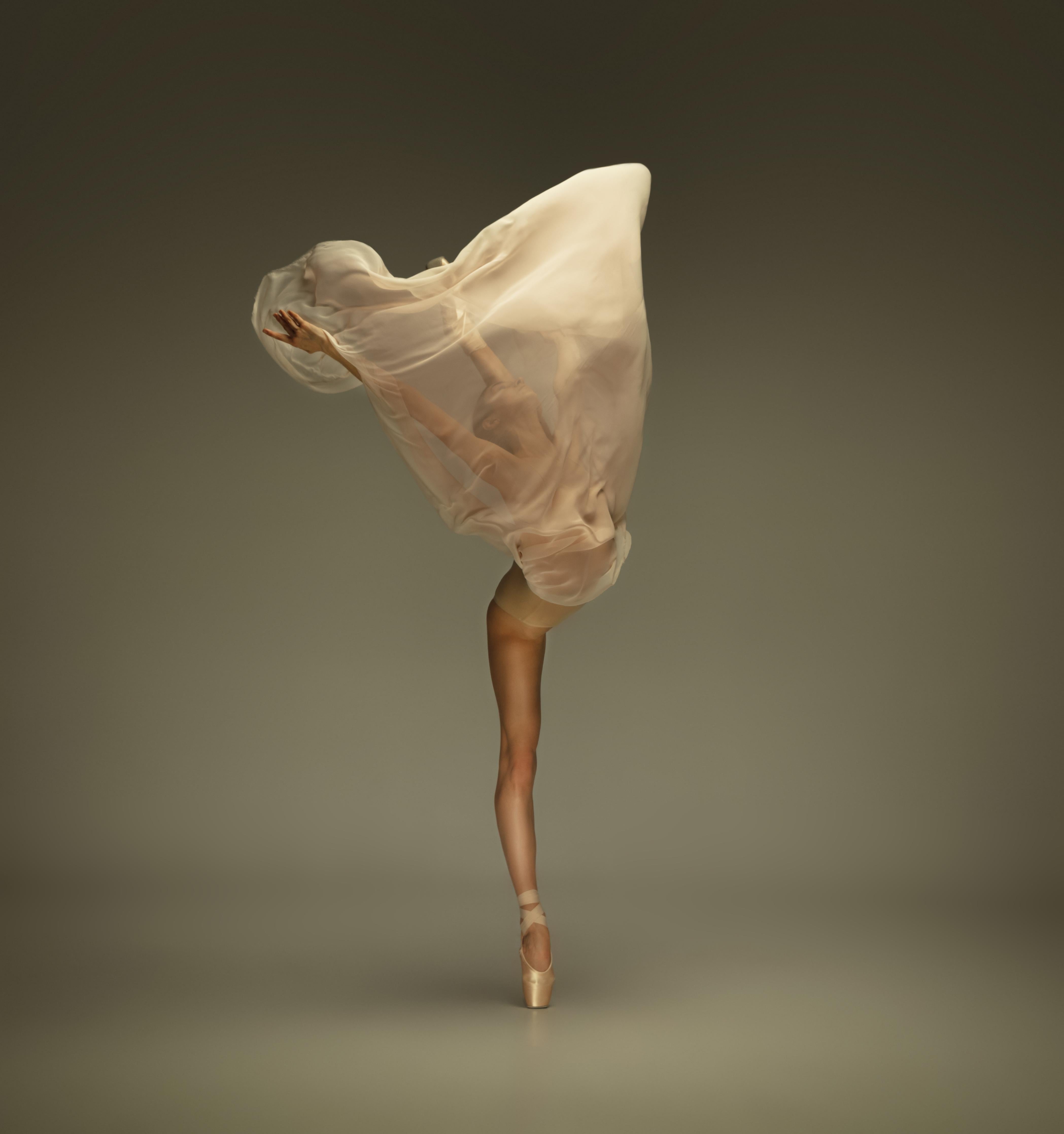 Spritzschutz-Junge Ballerina in grauem Studio