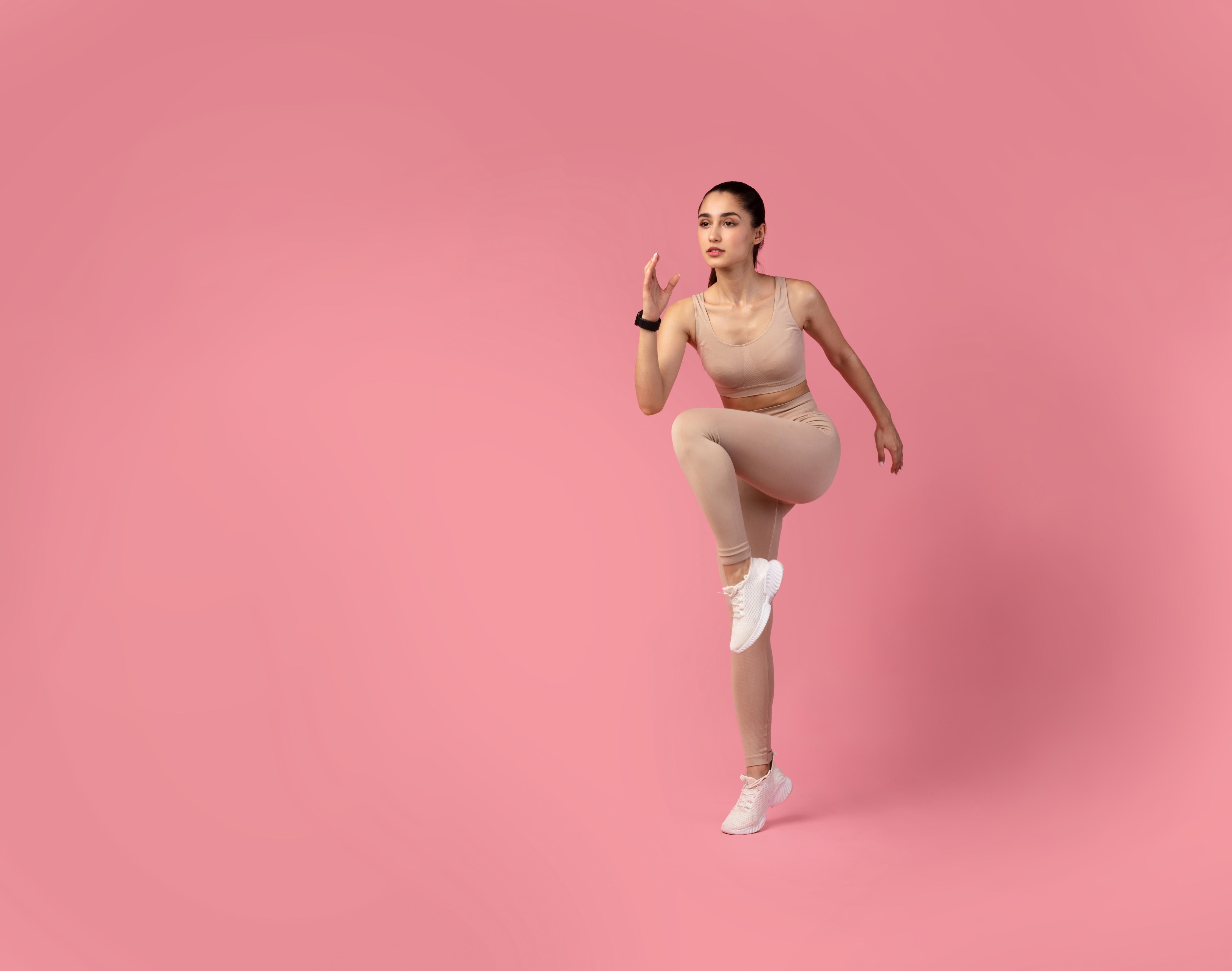 Spritzschutz-Junge Fitness Frau in Läuferpose