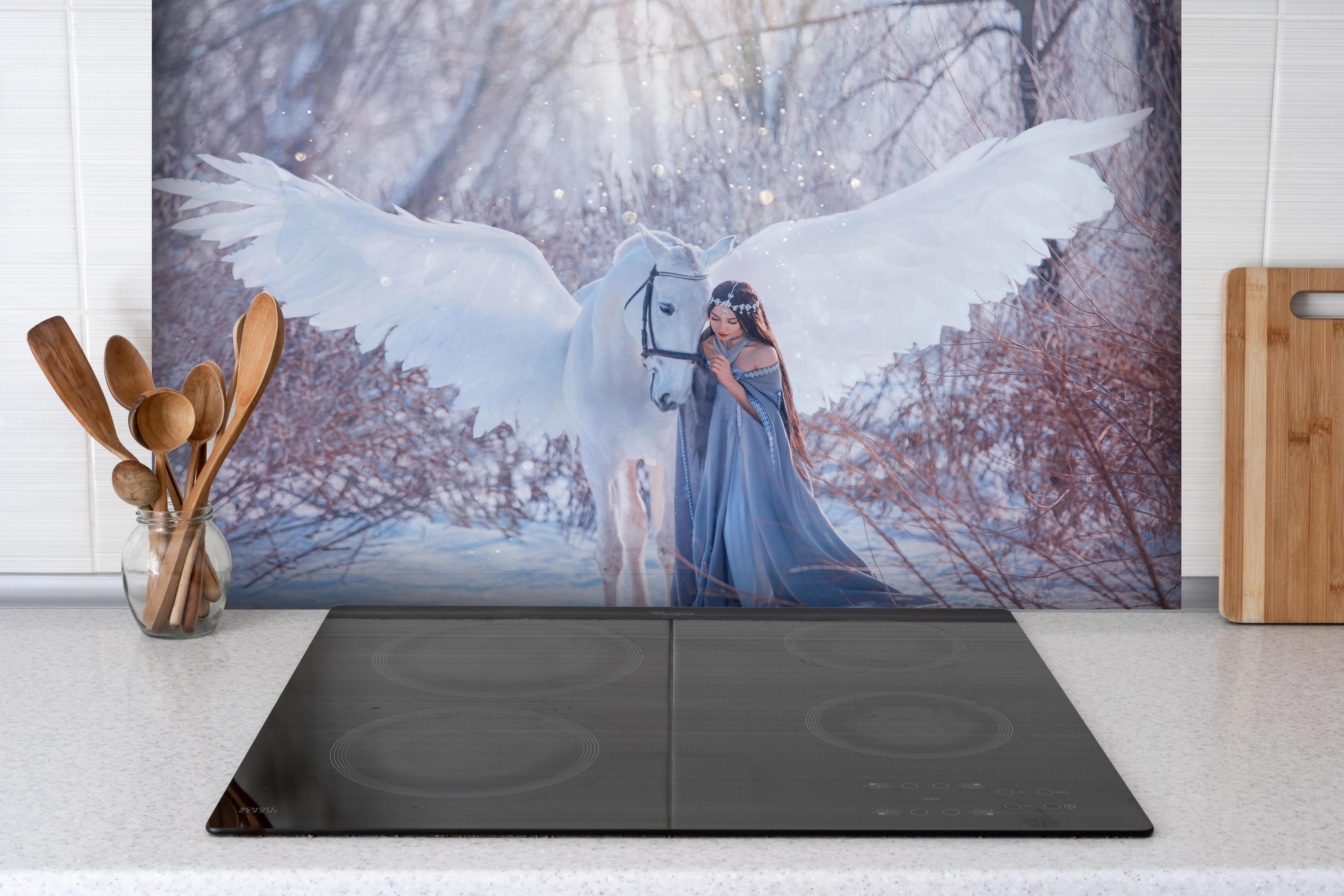 Spritzschutz - Junge Frau mit mythischem Pferd hinter einem Cerankochfeld zwischen Holz-Kochutensilien