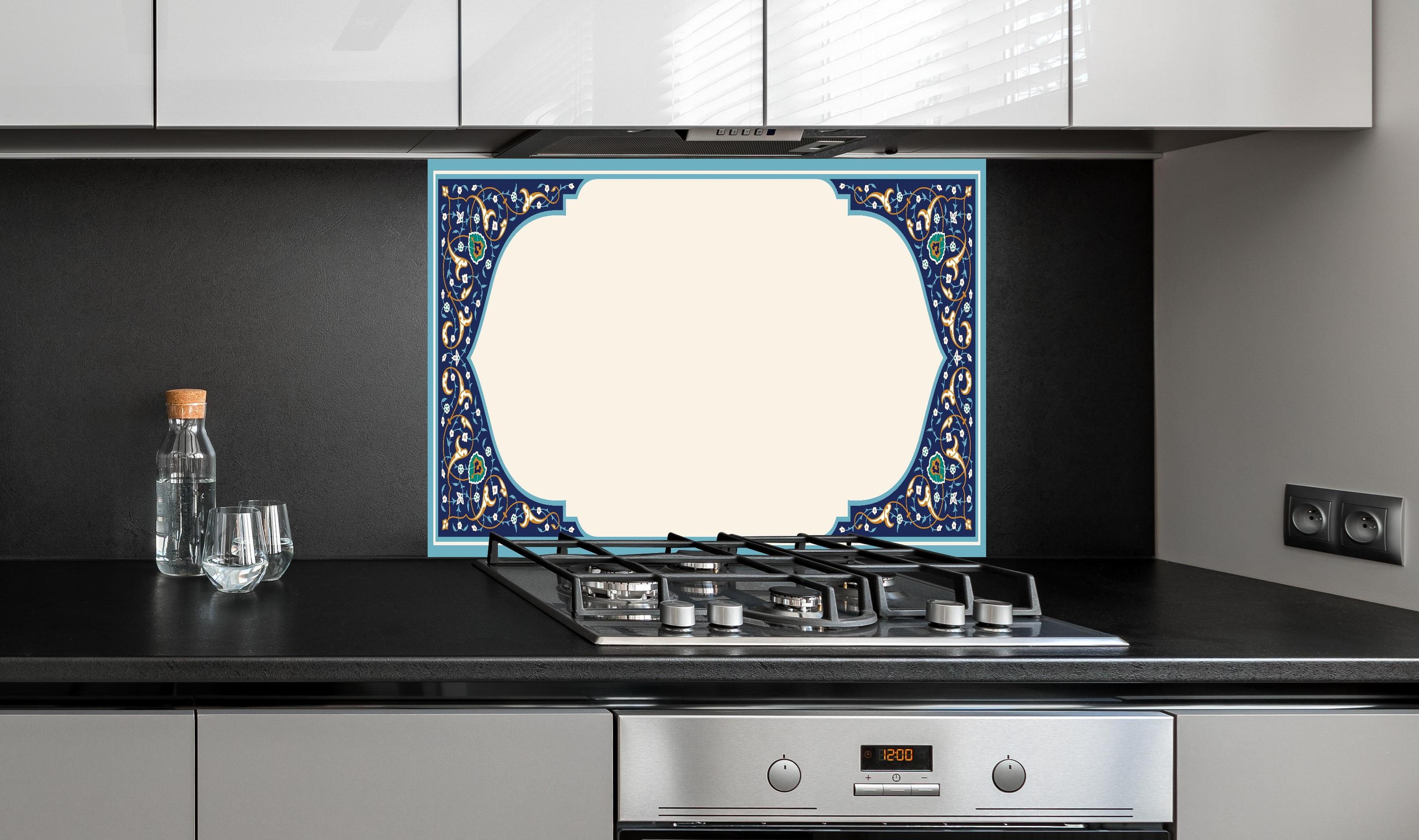 Spritzschutz - Kalligraphie Platzhalter hinter einem Cerankochfeld zwischen Holz-Kochutensilien