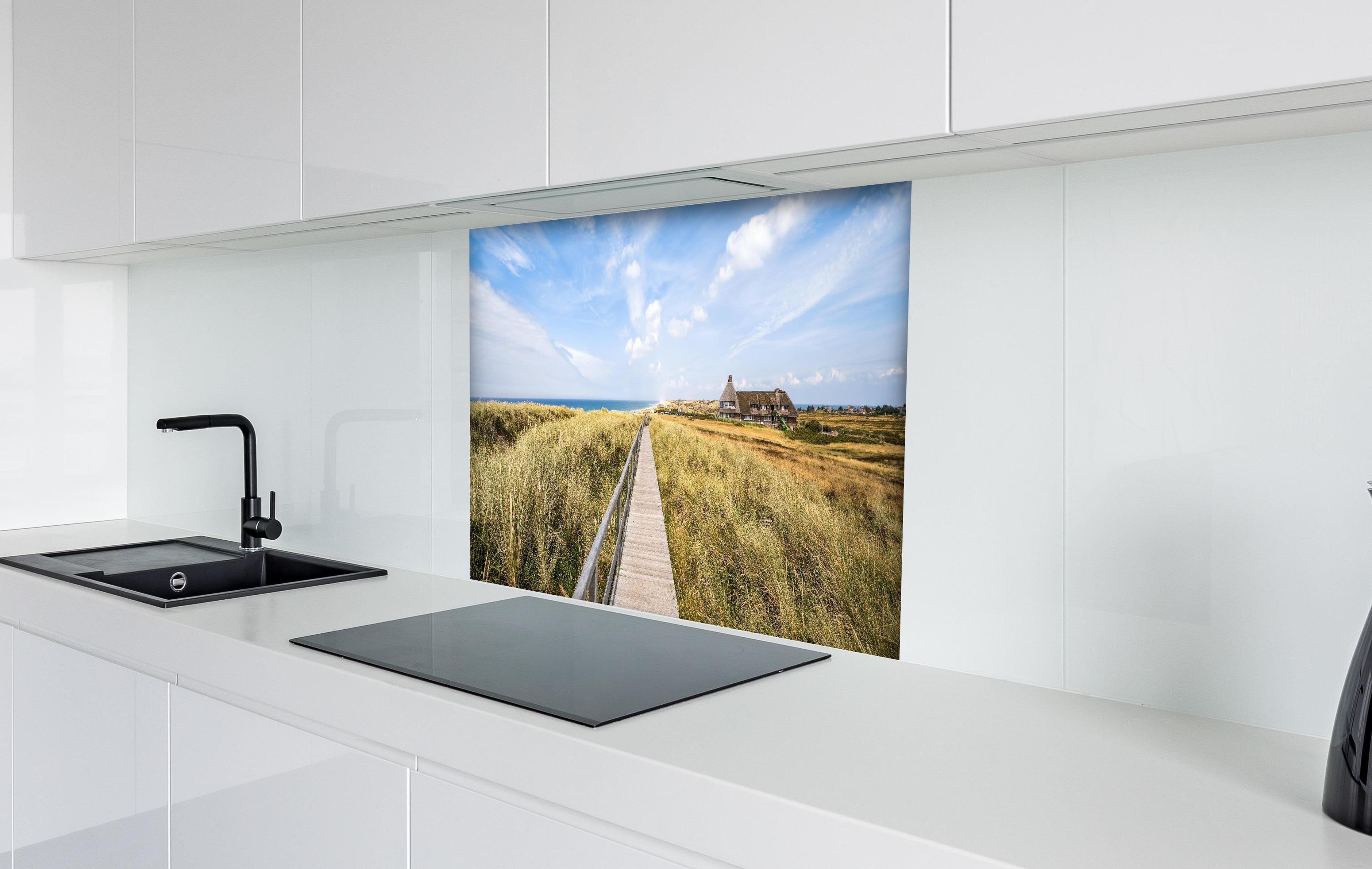 Spritzschutz - Kampen Landschaft hinter einem Cerankochfeld zwischen Holz-Kochutensilien