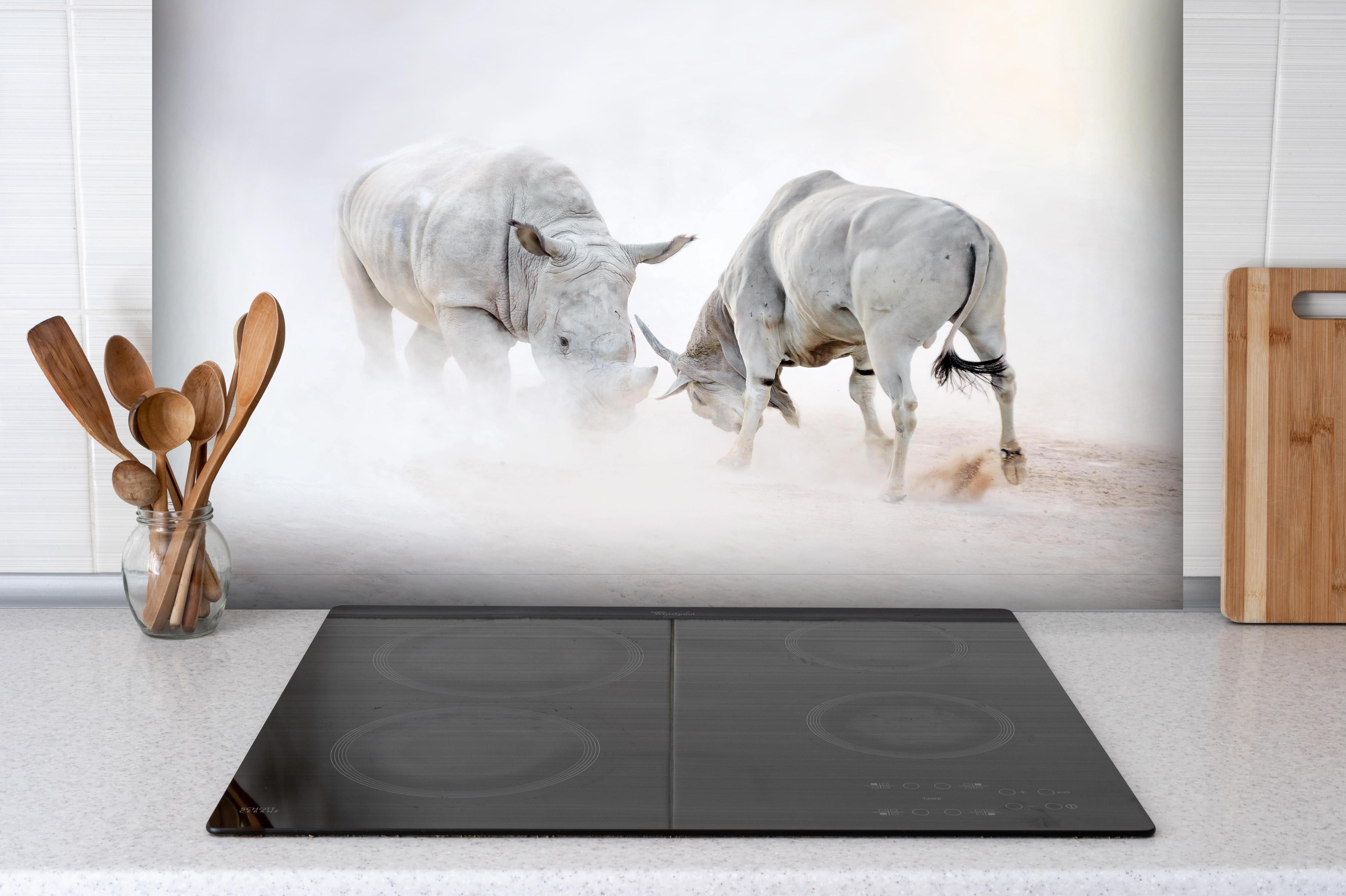 Spritzschutz - Kampf zwischen Nashorn und Oryx hinter einem Cerankochfeld zwischen Holz-Kochutensilien