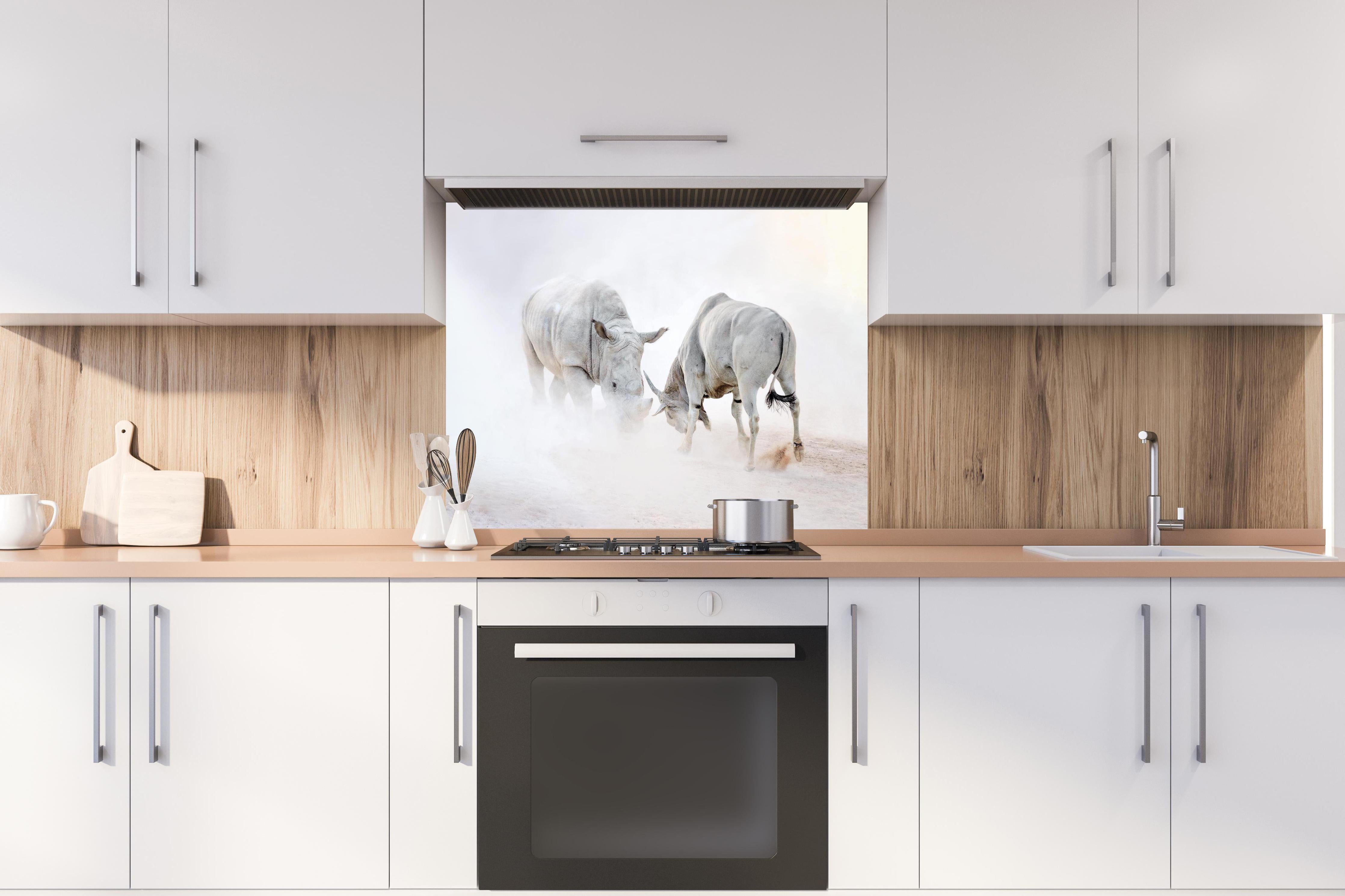 Spritzschutz - Kampf zwischen Nashorn und Oryx hinter einem Cerankochfeld zwischen Holz-Kochutensilien