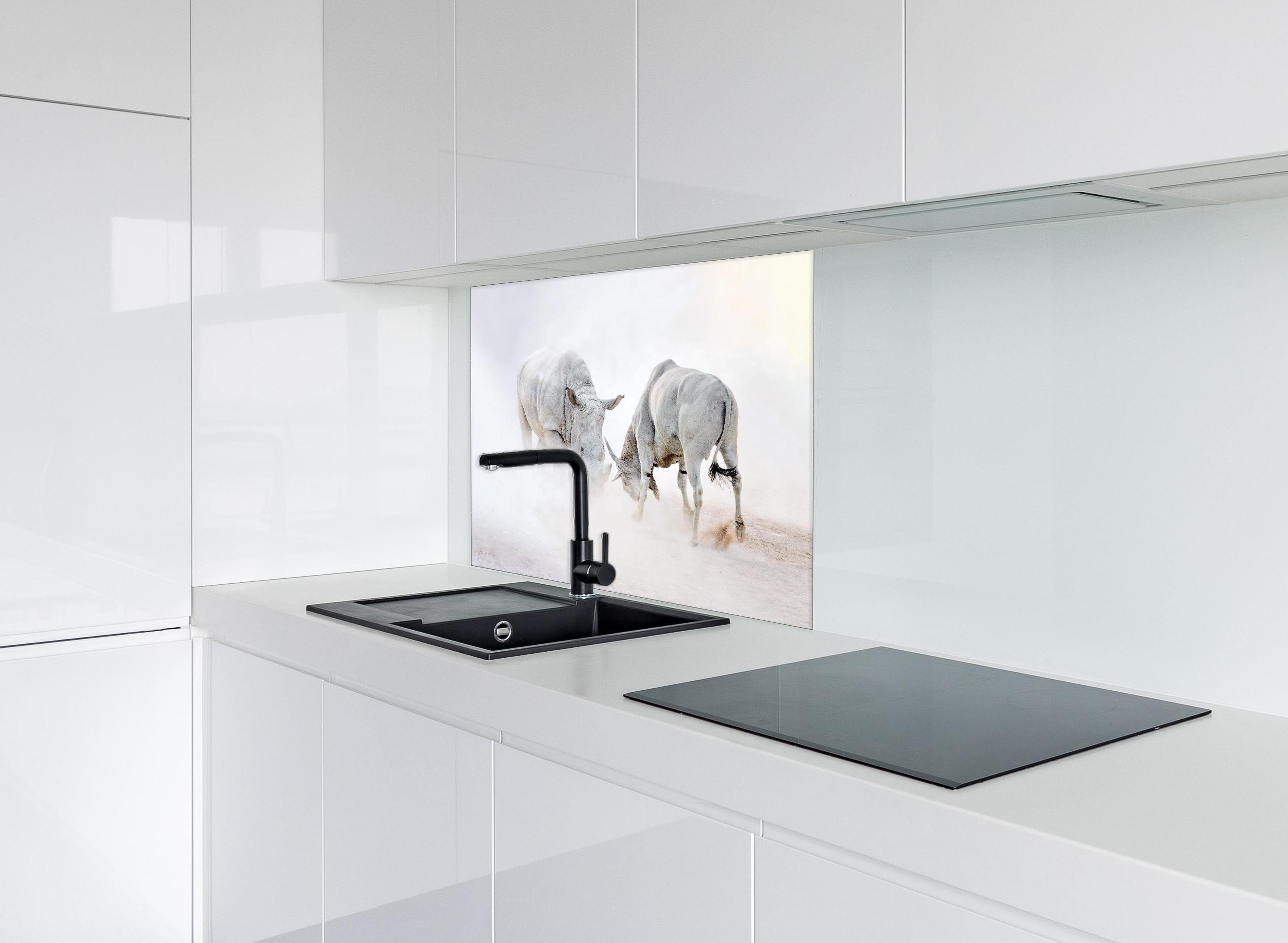 Spritzschutz - Kampf zwischen Nashorn und Oryx hinter einem Cerankochfeld zwischen Holz-Kochutensilien