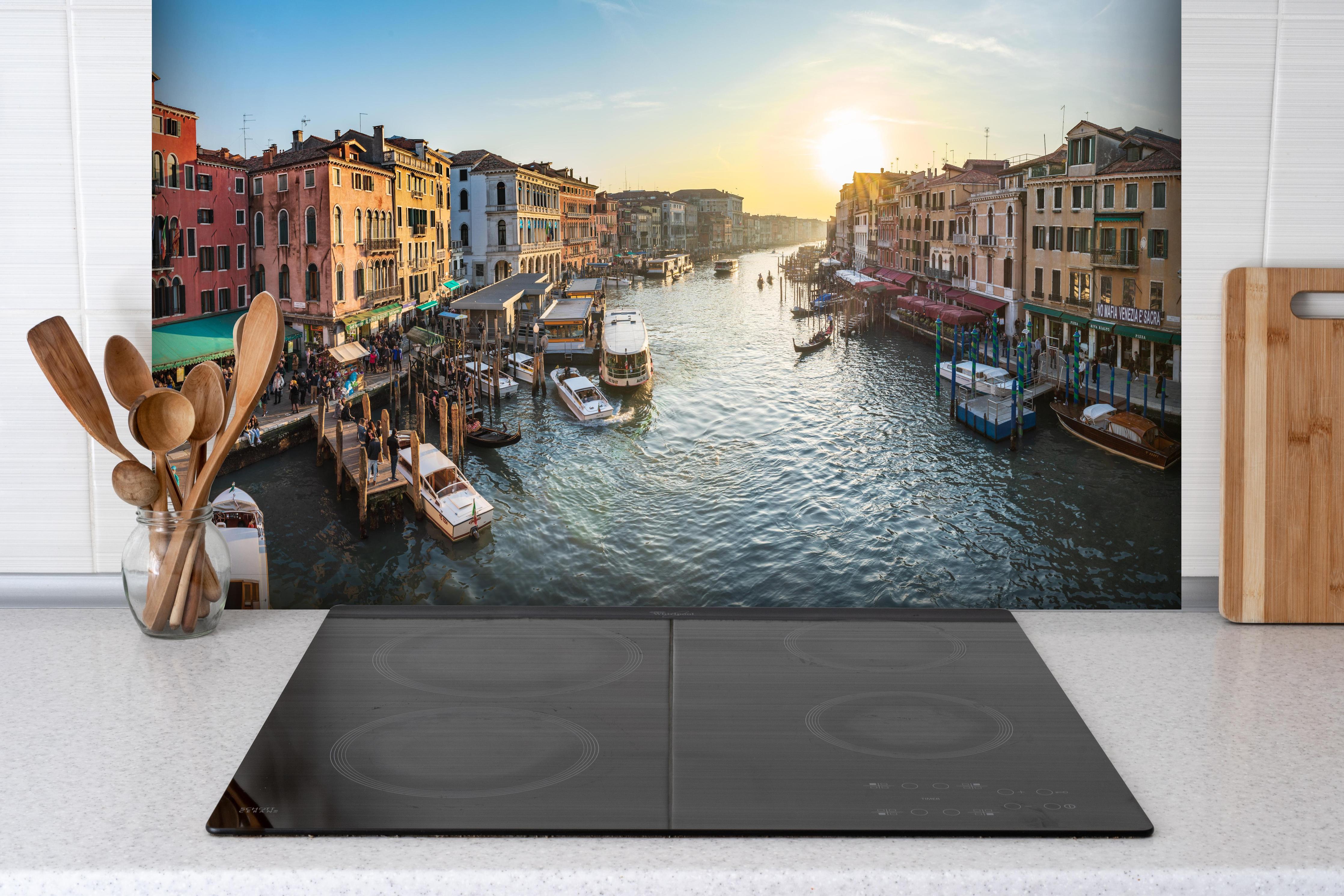 Spritzschutz - Kanäle von Venedig - Italien hinter einem Cerankochfeld zwischen Holz-Kochutensilien