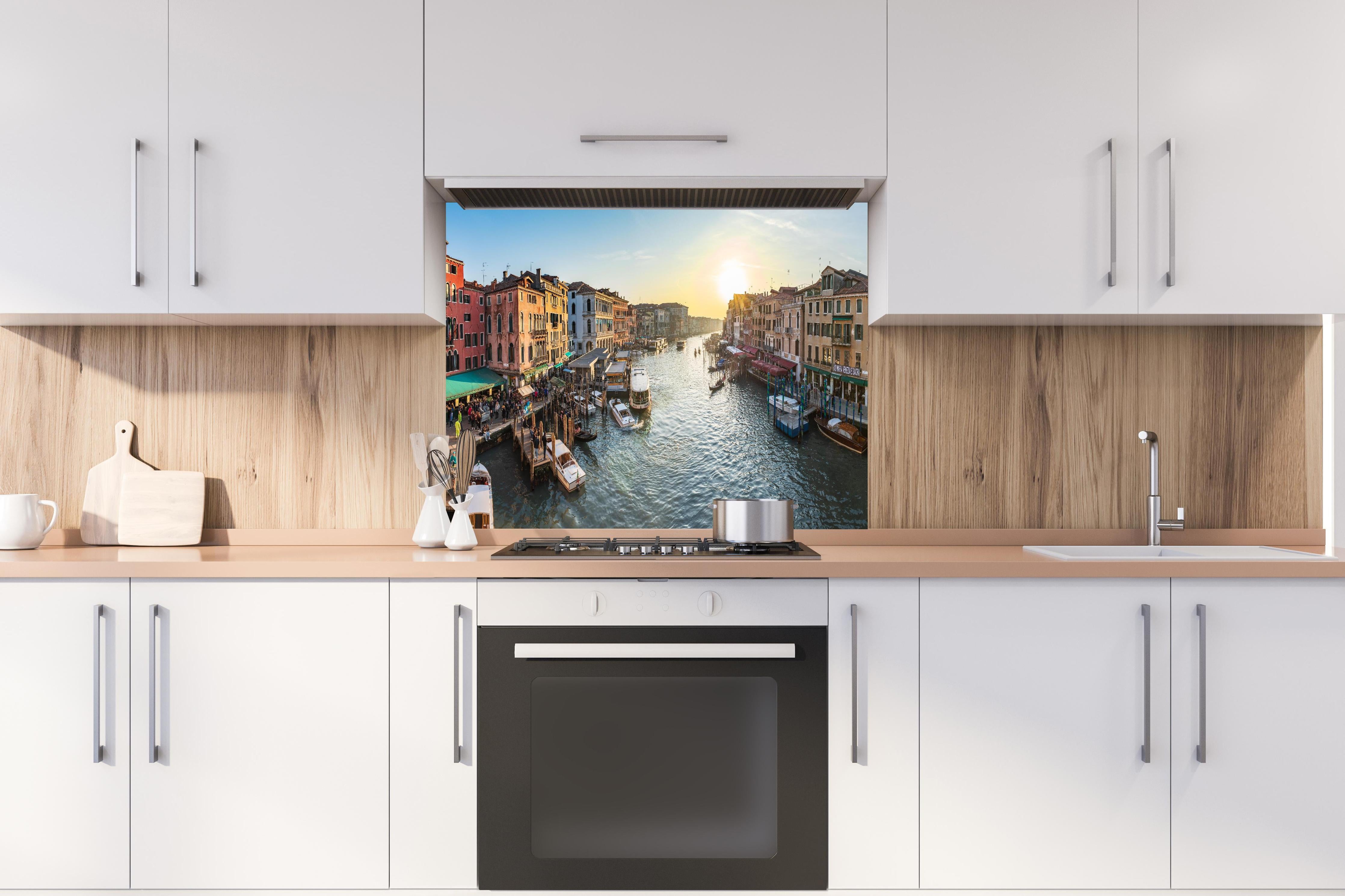 Spritzschutz - Kanäle von Venedig - Italien hinter einem Cerankochfeld zwischen Holz-Kochutensilien
