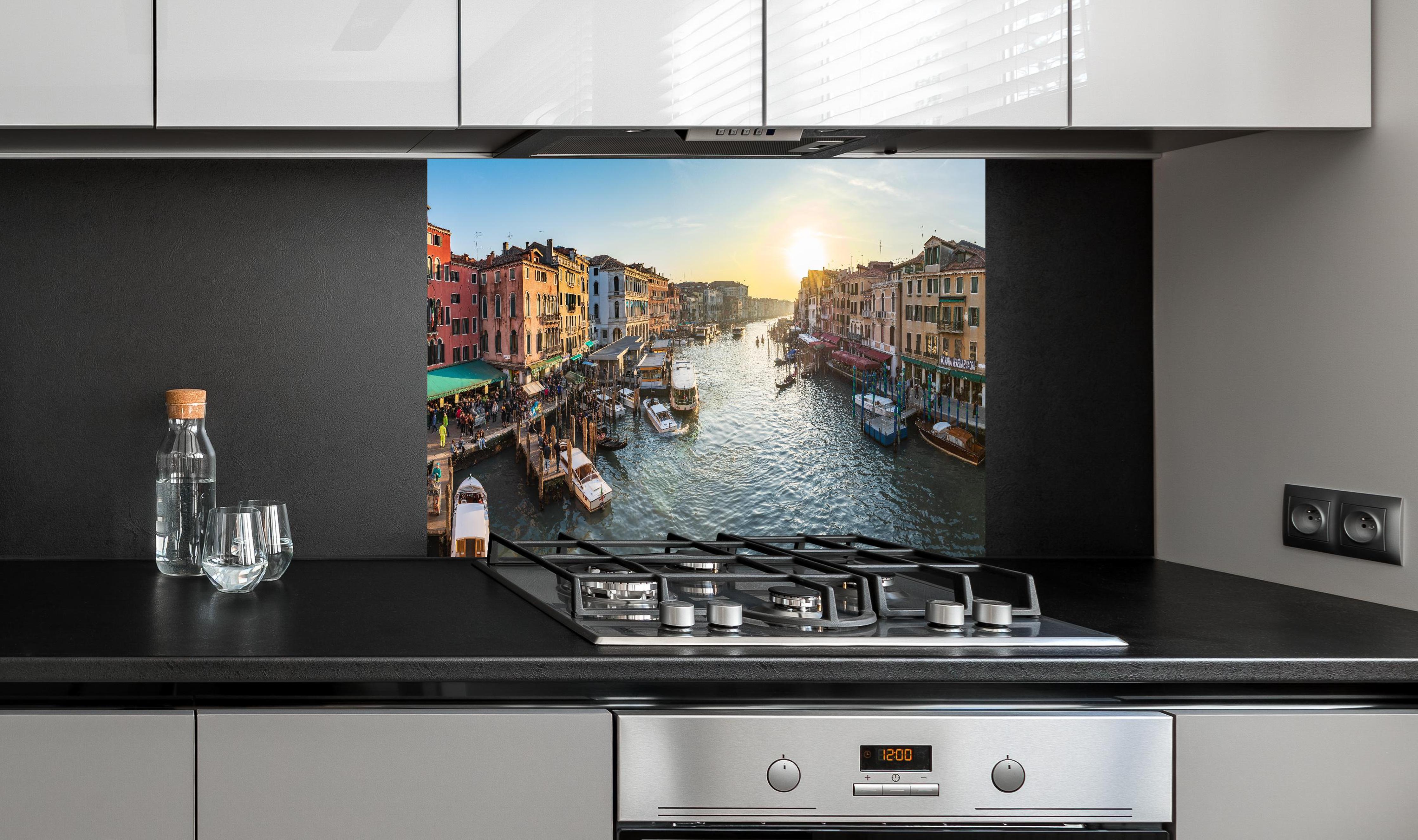 Spritzschutz - Kanäle von Venedig - Italien hinter einem Cerankochfeld zwischen Holz-Kochutensilien