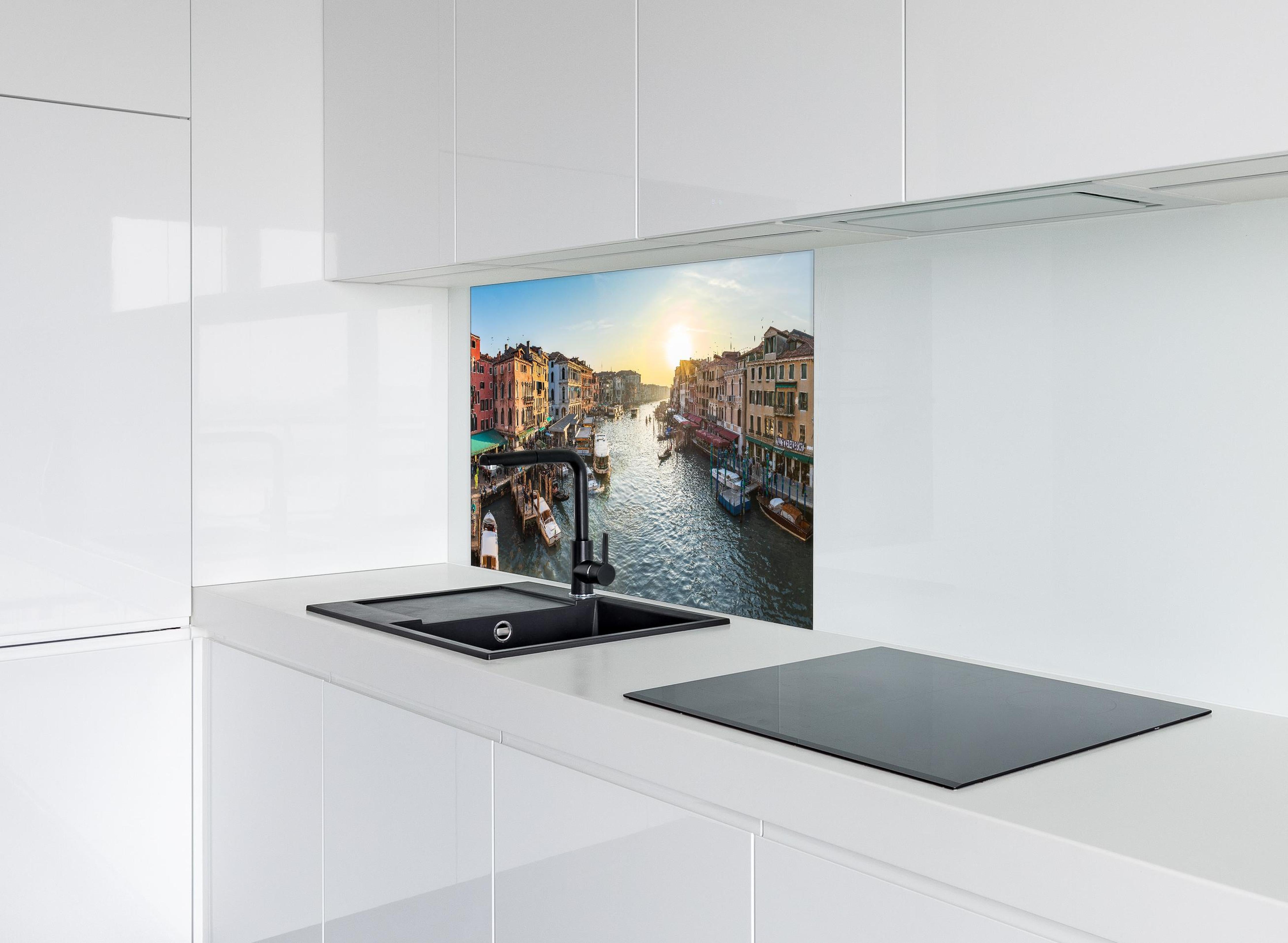 Spritzschutz - Kanäle von Venedig - Italien hinter einem Cerankochfeld zwischen Holz-Kochutensilien