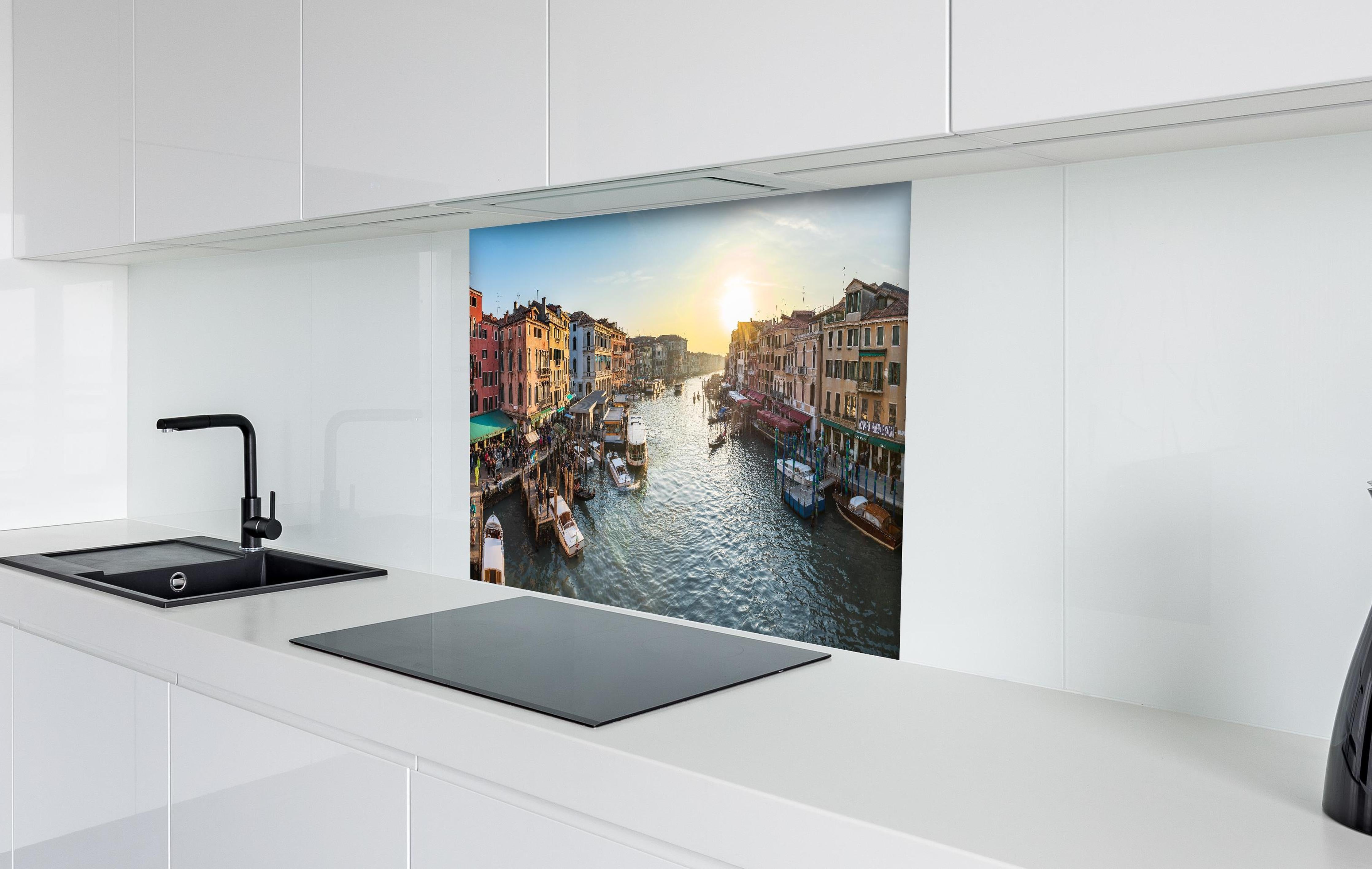 Spritzschutz - Kanäle von Venedig - Italien hinter einem Cerankochfeld zwischen Holz-Kochutensilien