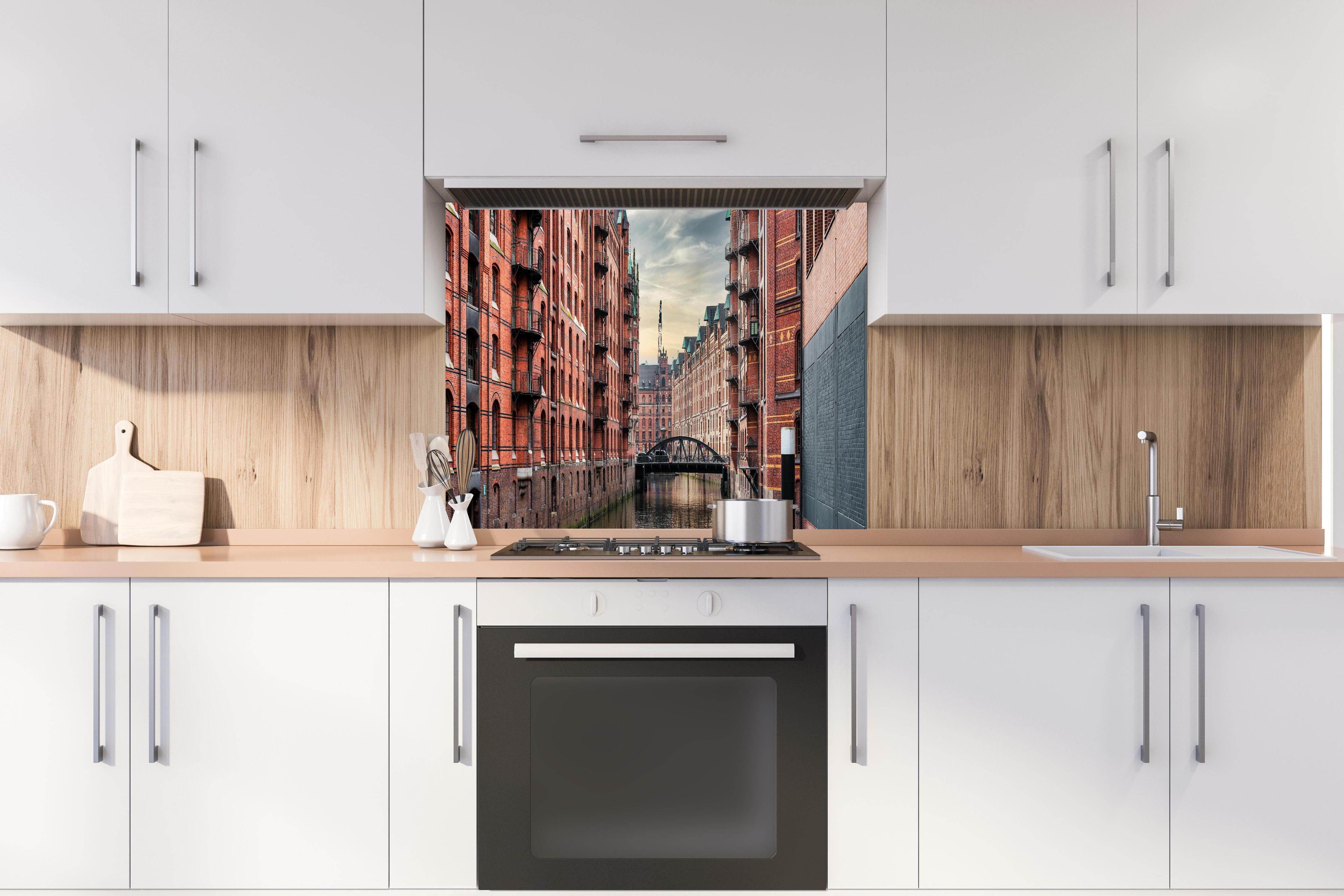 Spritzschutz - Kanal in der alten Speicherstadt hinter einem Cerankochfeld zwischen Holz-Kochutensilien