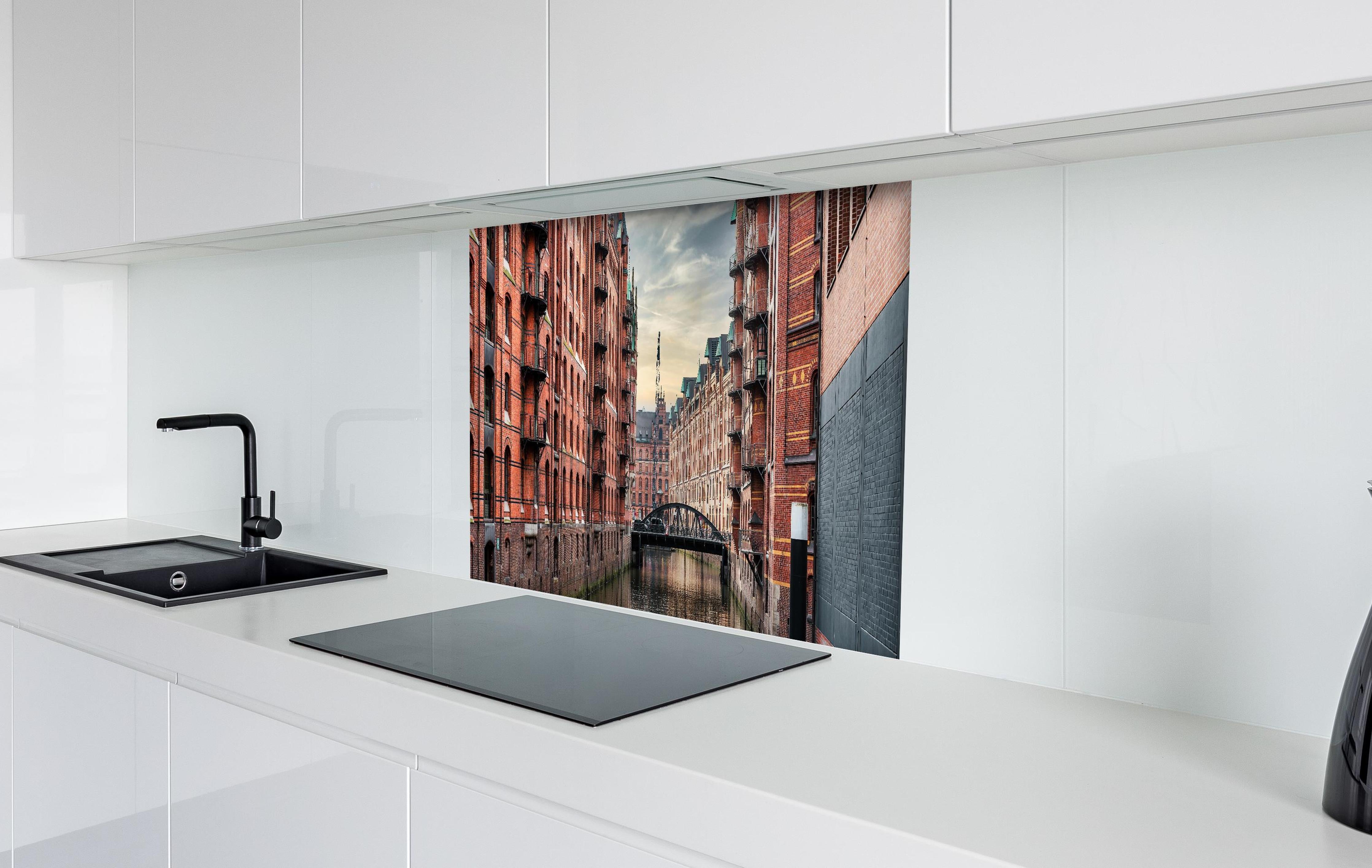 Spritzschutz - Kanal in der alten Speicherstadt hinter einem Cerankochfeld zwischen Holz-Kochutensilien