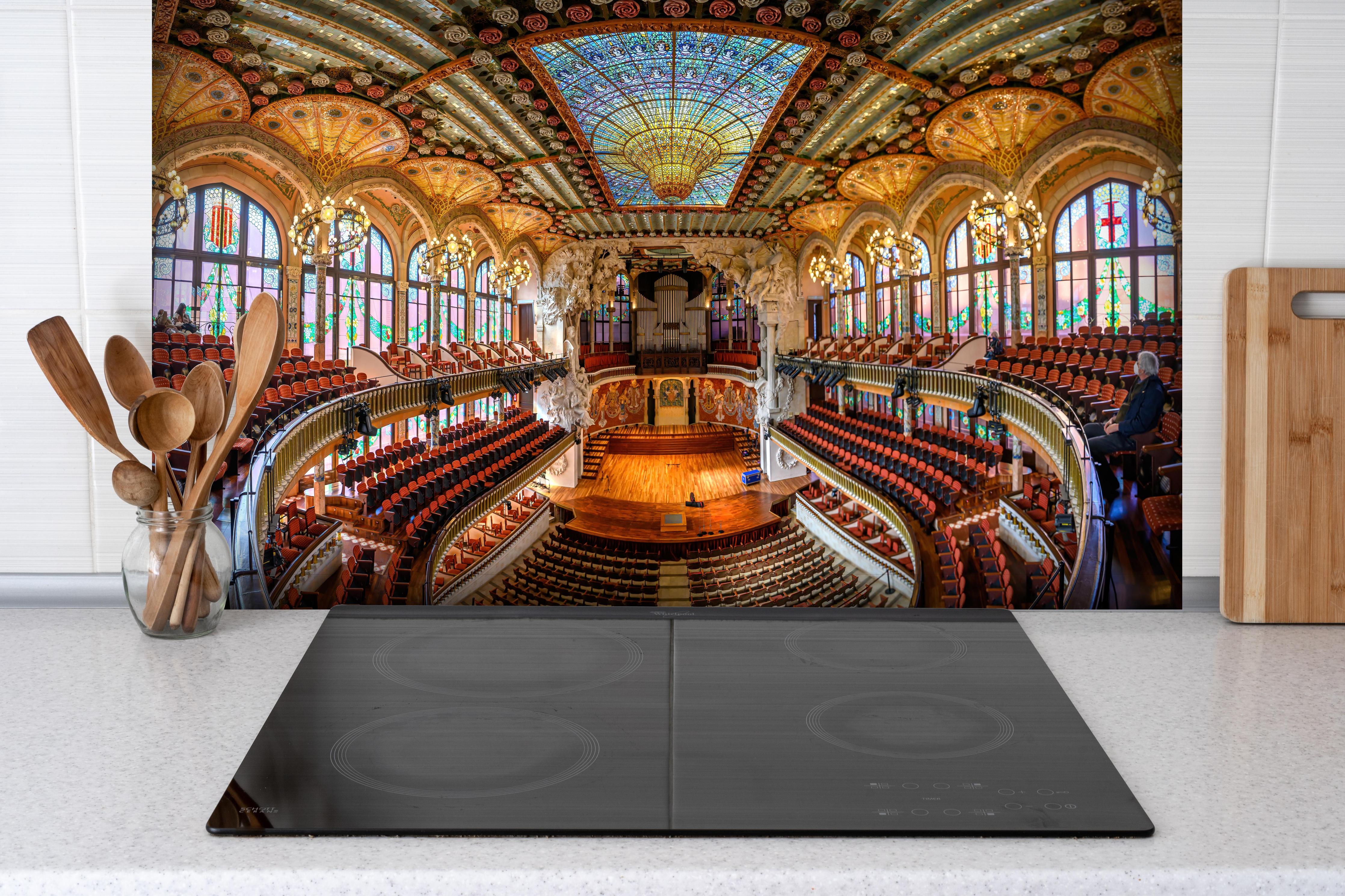 Spritzschutz - Katalanischer Konzertsaal hinter einem Cerankochfeld zwischen Holz-Kochutensilien