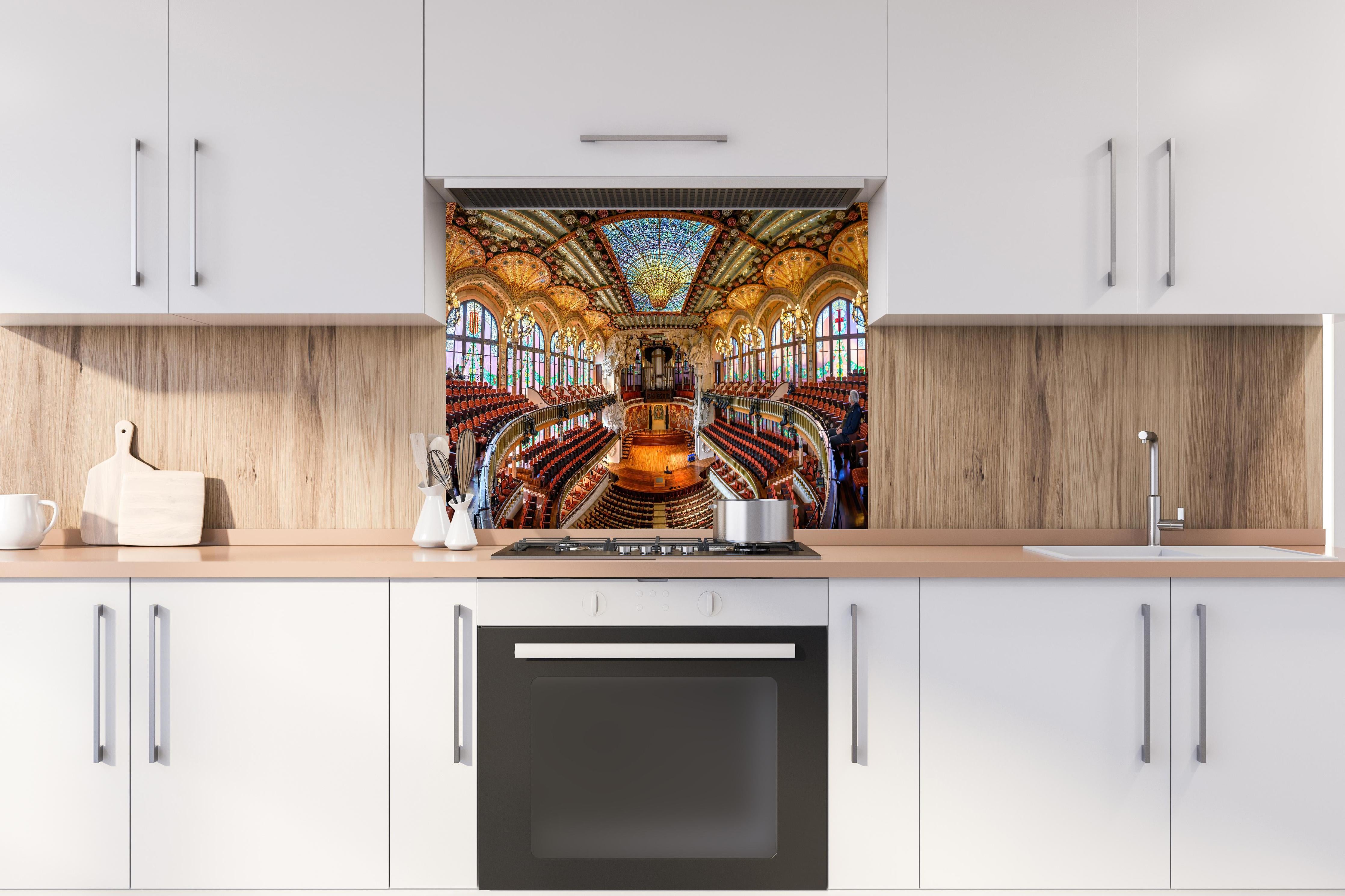 Spritzschutz - Katalanischer Konzertsaal hinter einem Cerankochfeld zwischen Holz-Kochutensilien