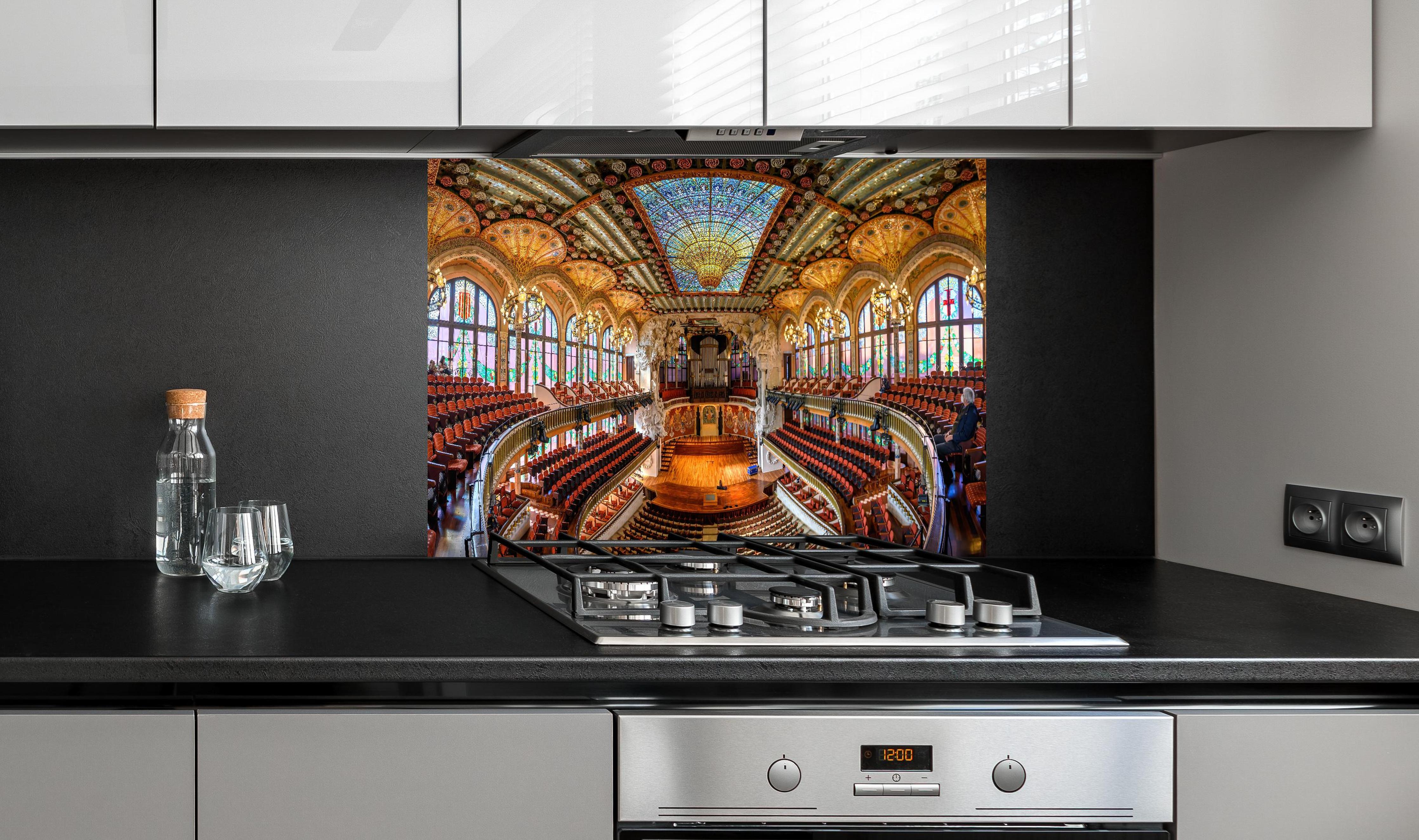 Spritzschutz - Katalanischer Konzertsaal hinter einem Cerankochfeld zwischen Holz-Kochutensilien