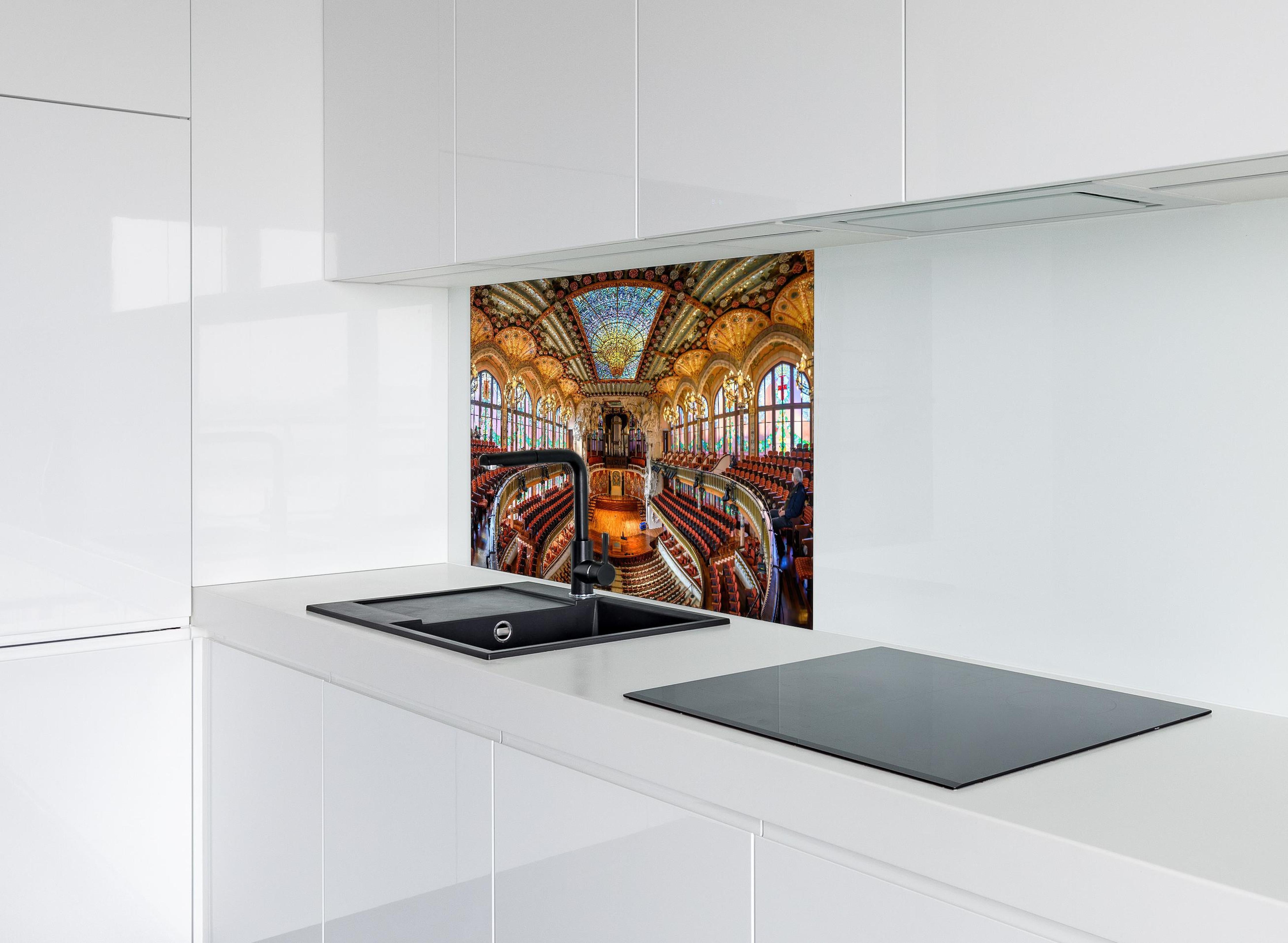 Spritzschutz - Katalanischer Konzertsaal hinter einem Cerankochfeld zwischen Holz-Kochutensilien