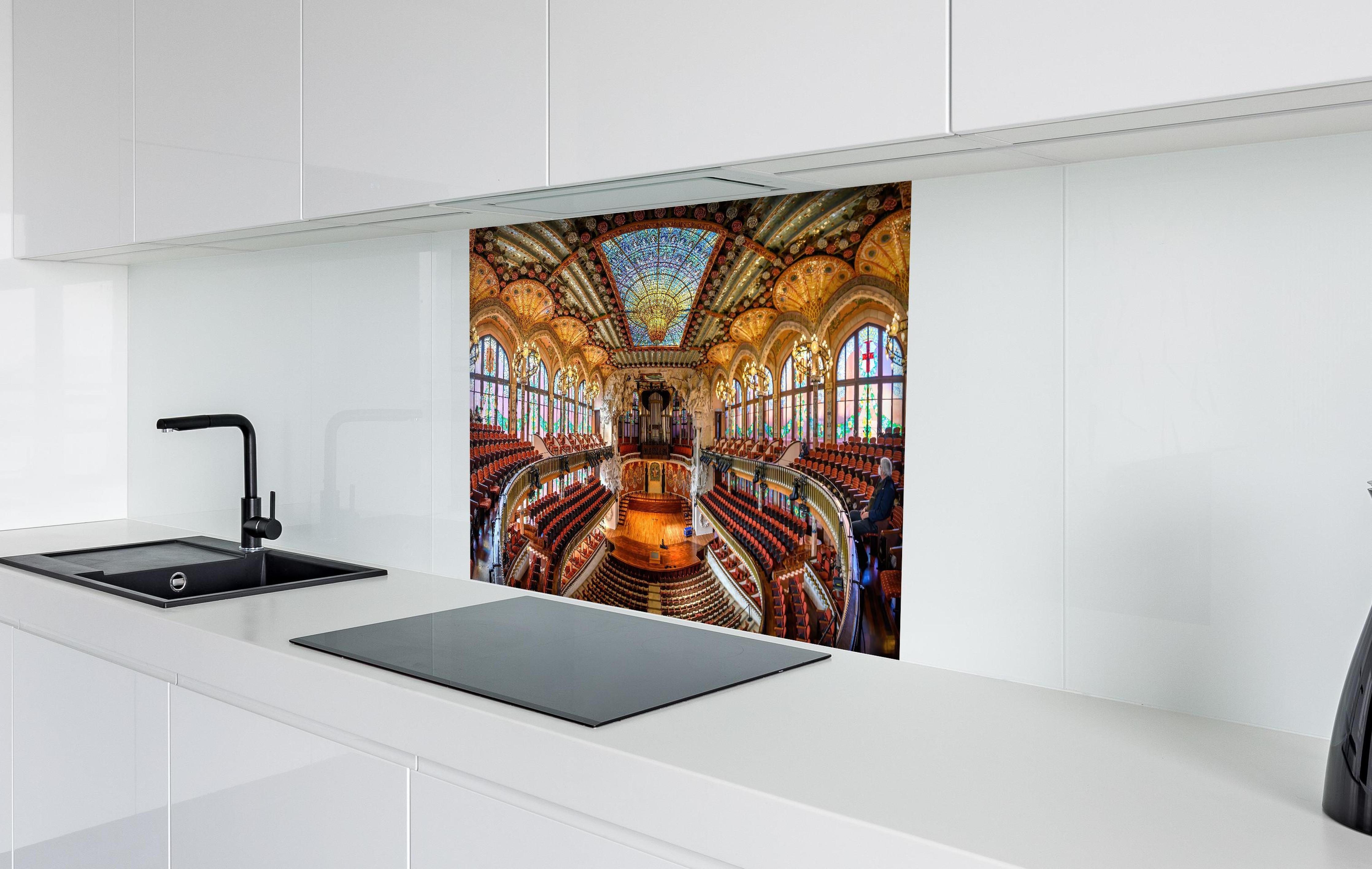 Spritzschutz - Katalanischer Konzertsaal hinter einem Cerankochfeld zwischen Holz-Kochutensilien