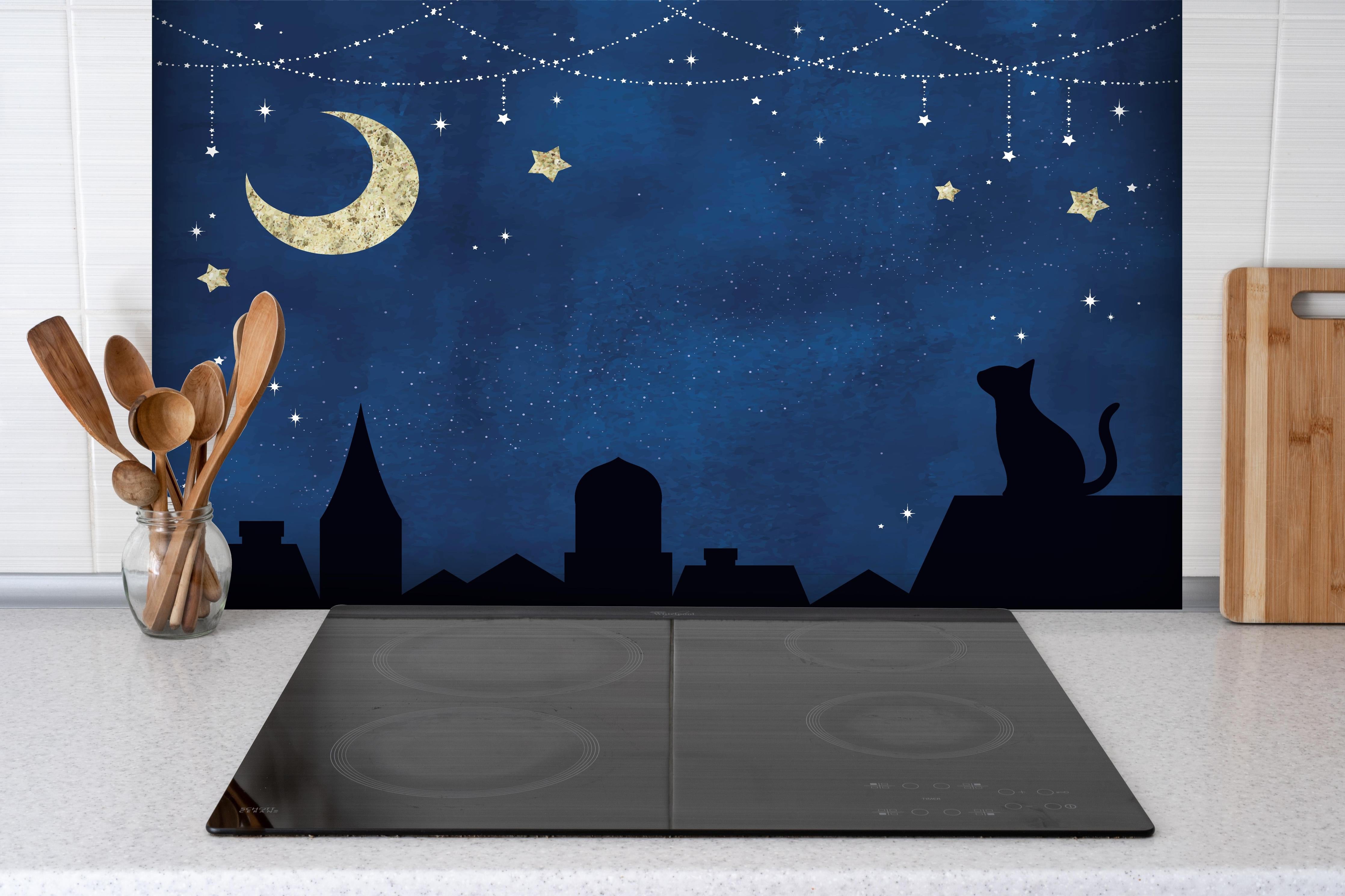 Spritzschutz - Katze Mond und Sterne Silhouettenbild hinter einem Cerankochfeld zwischen Holz-Kochutensilien
