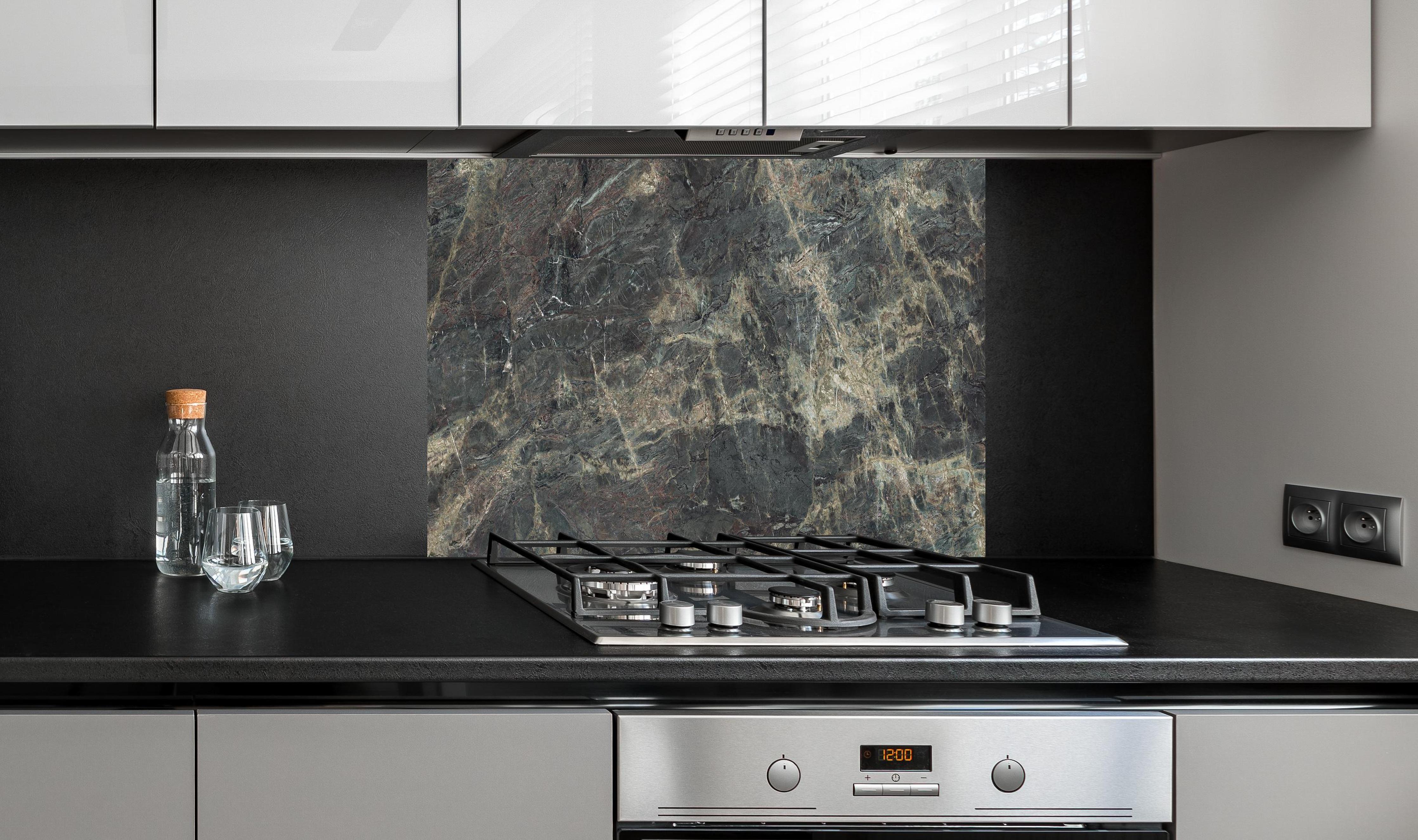 Spritzschutz - Keramik Amazonian Jade hinter einem Cerankochfeld zwischen Holz-Kochutensilien