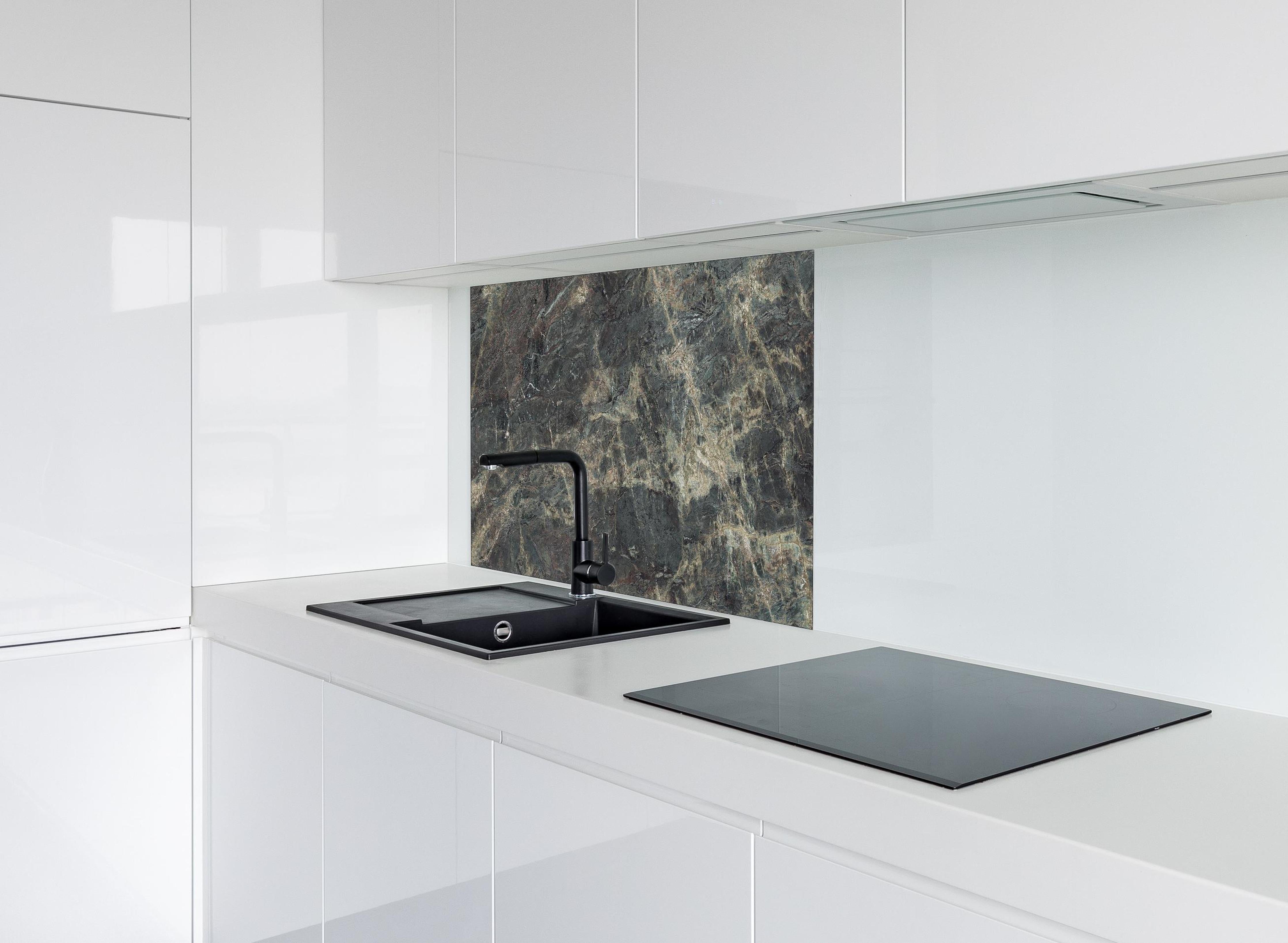 Spritzschutz - Keramik Amazonian Jade hinter einem Cerankochfeld zwischen Holz-Kochutensilien