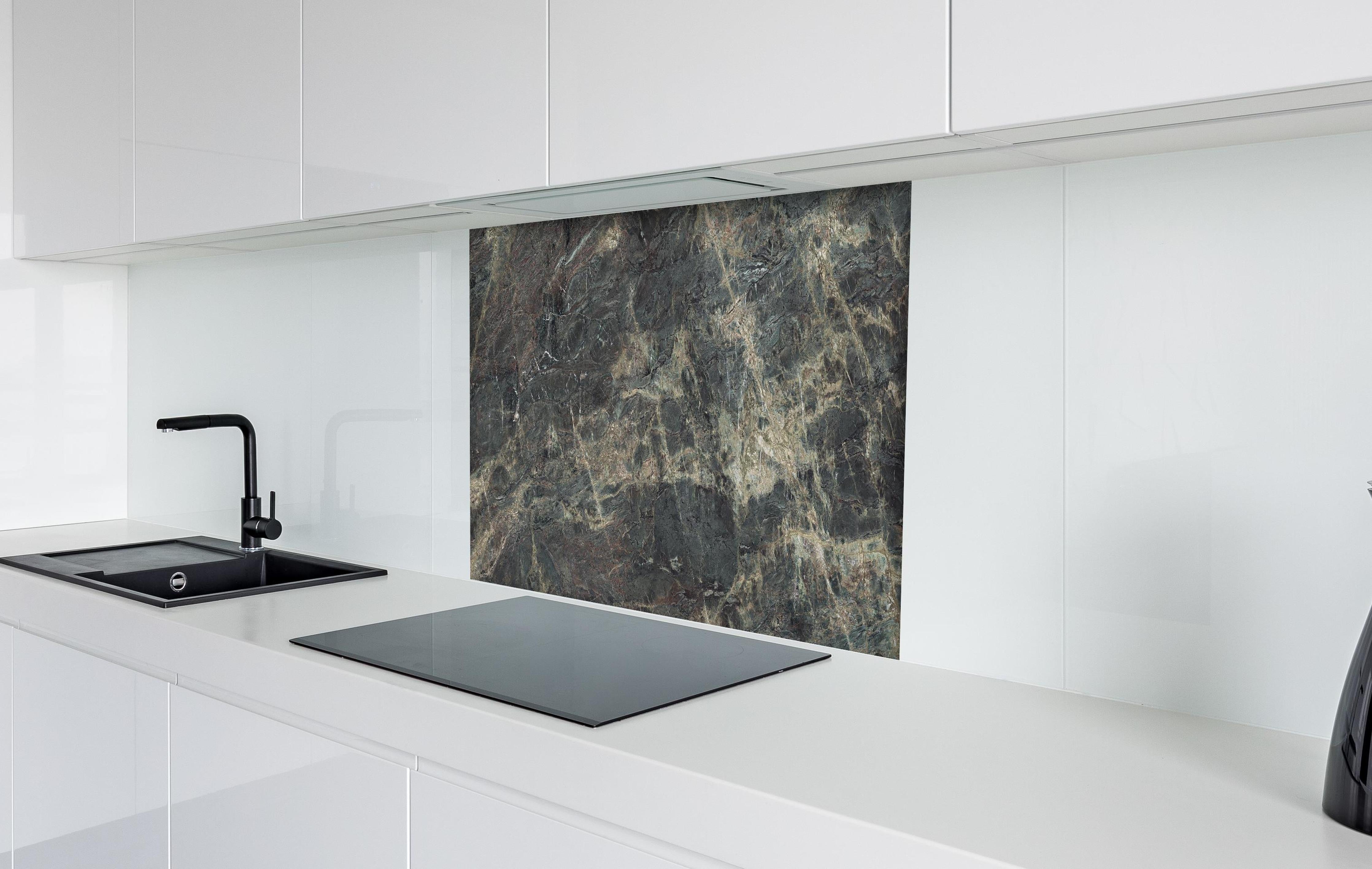 Spritzschutz - Keramik Amazonian Jade hinter einem Cerankochfeld zwischen Holz-Kochutensilien