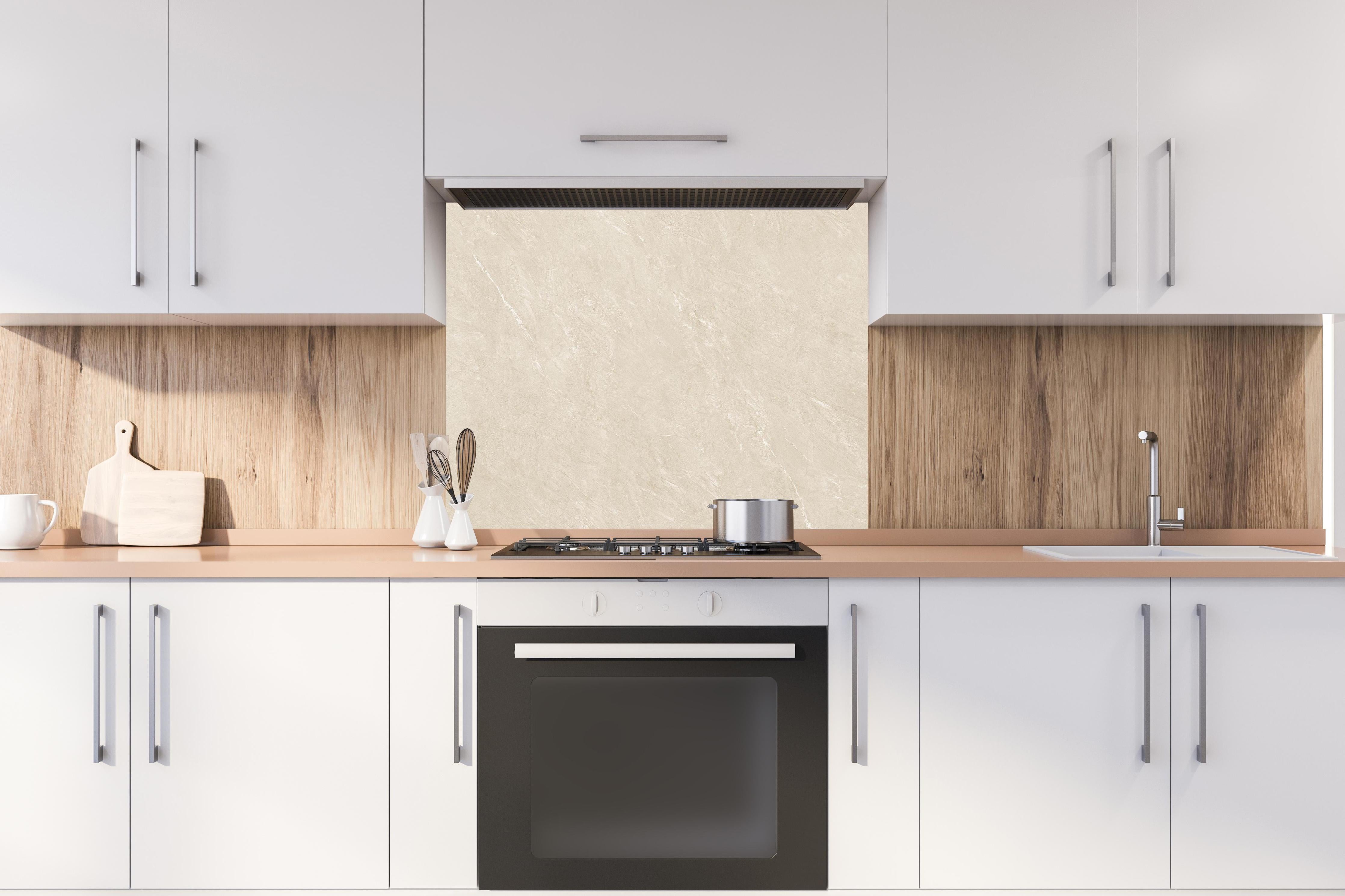 Spritzschutz - Keramik Ivory Love hinter einem Cerankochfeld zwischen Holz-Kochutensilien