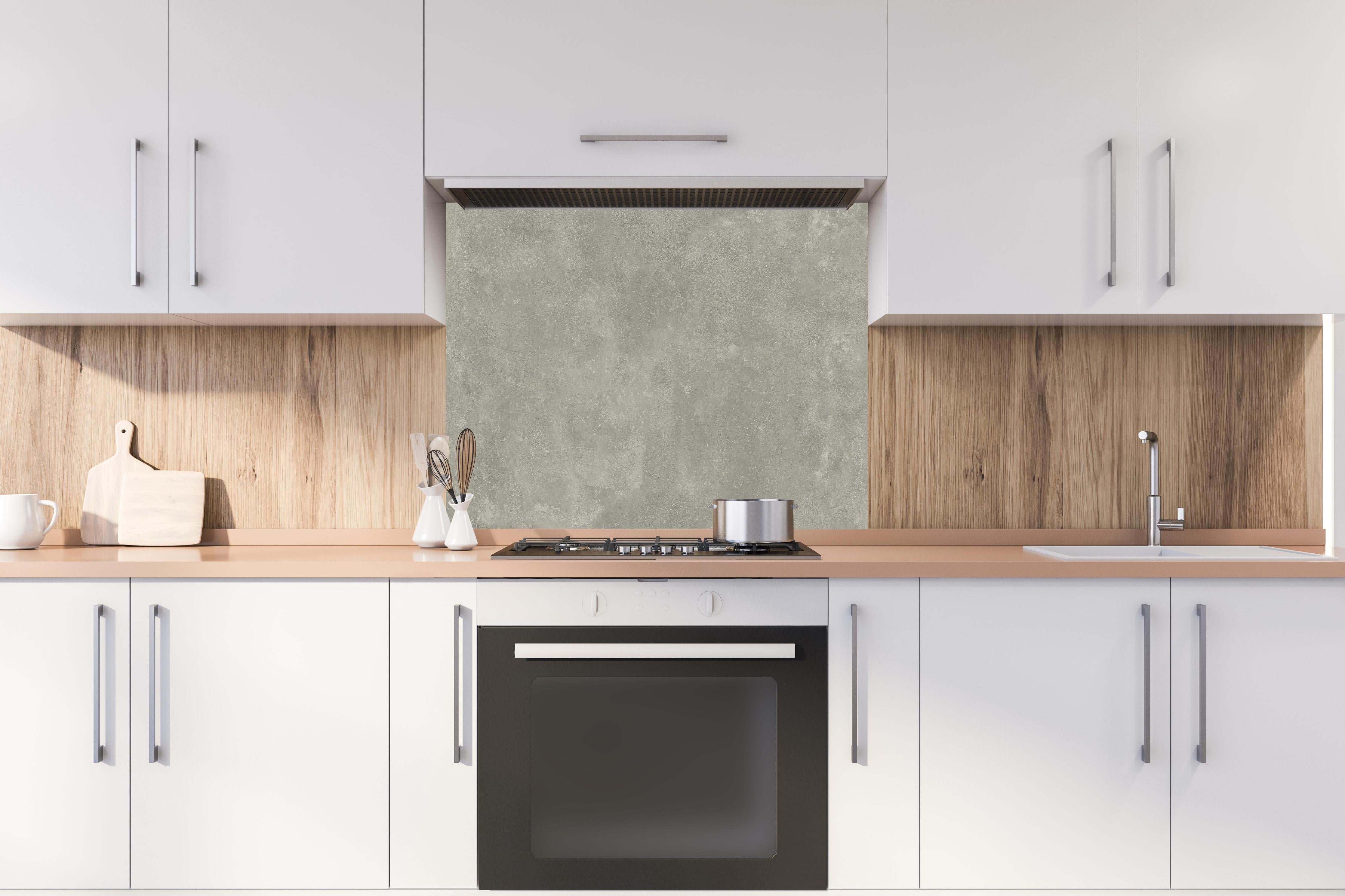 Spritzschutz - Keramik Urban Grey hinter einem Cerankochfeld zwischen Holz-Kochutensilien