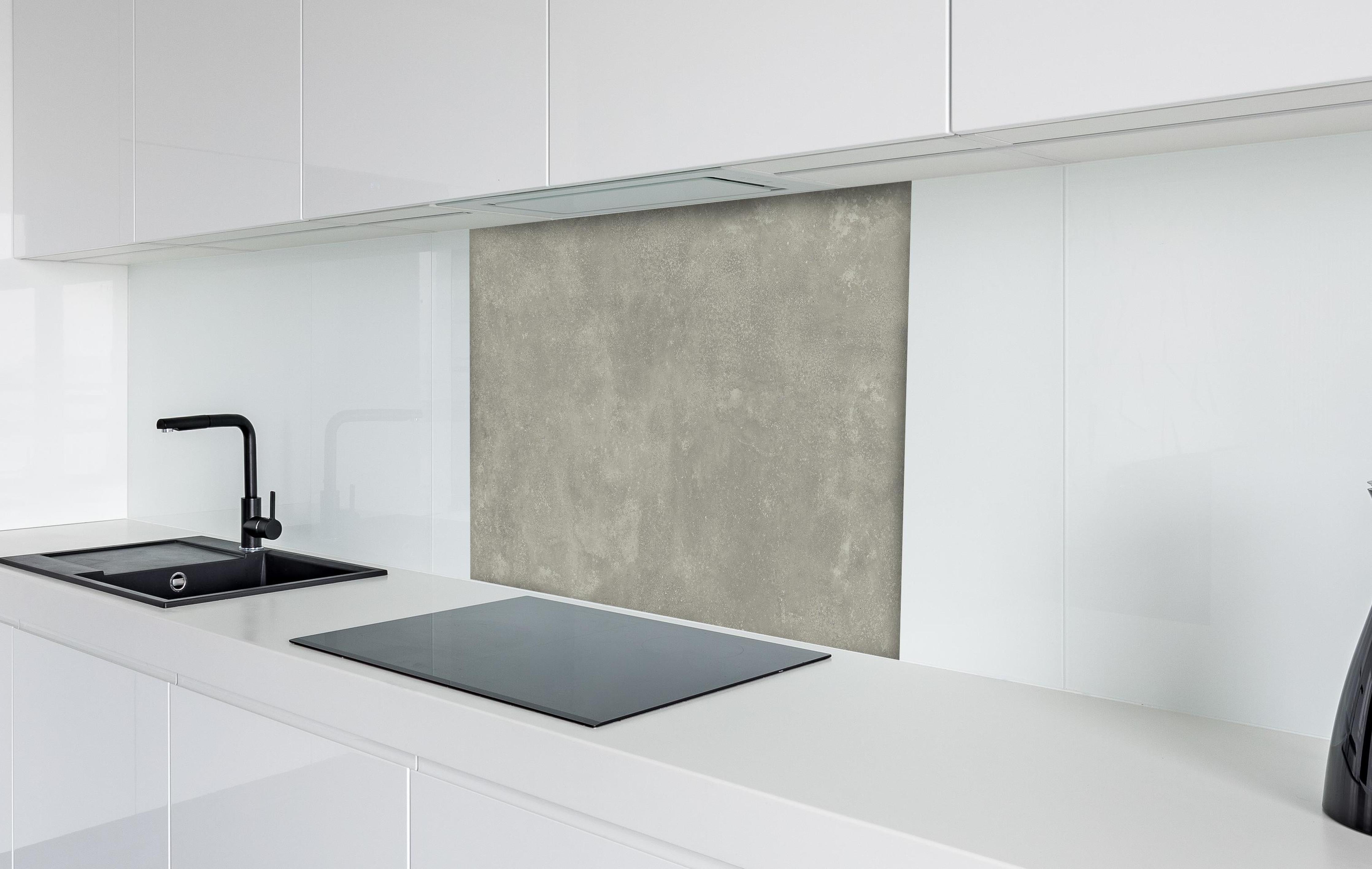 Spritzschutz - Keramik Urban Grey hinter einem Cerankochfeld zwischen Holz-Kochutensilien