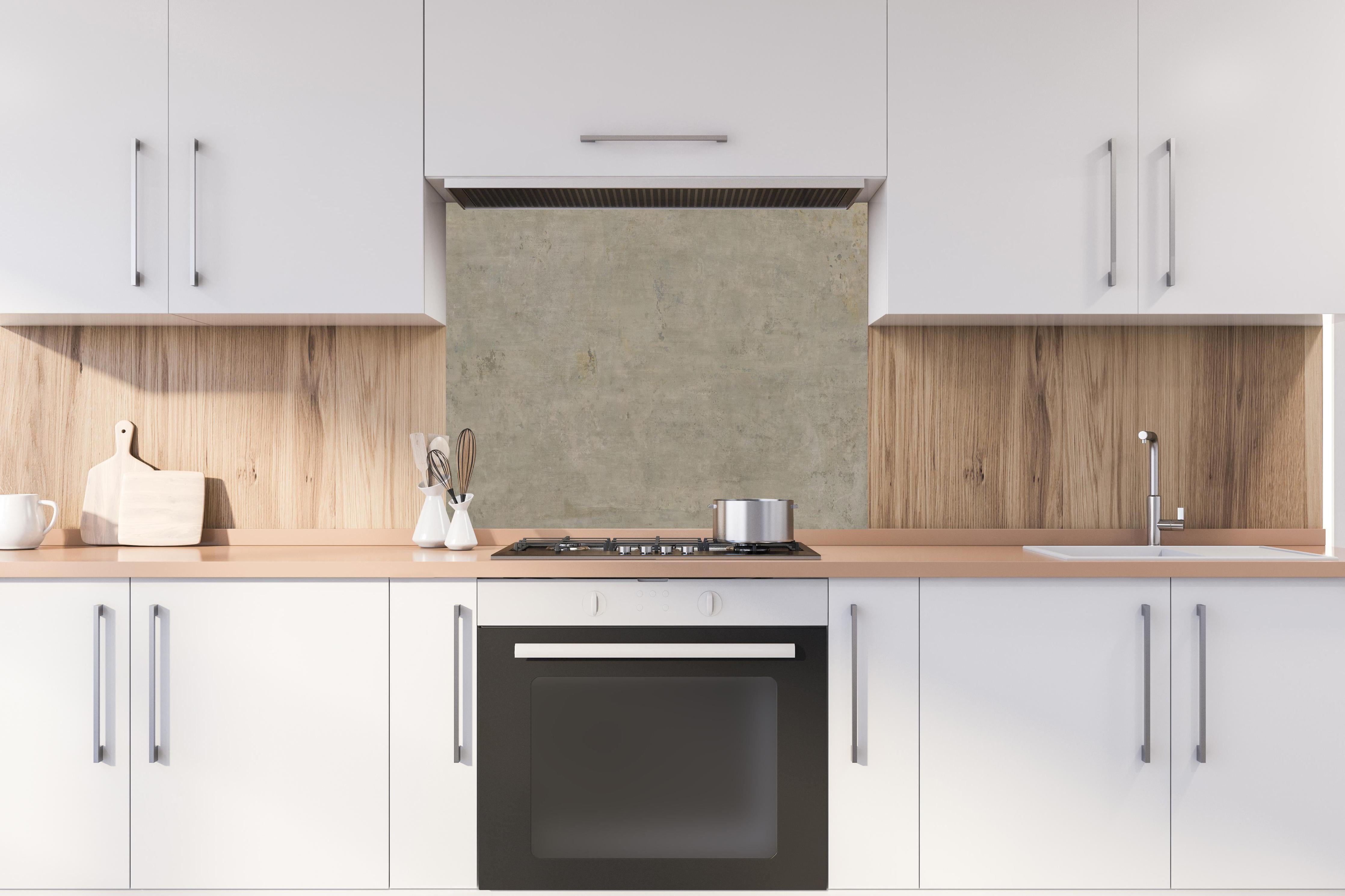 Spritzschutz - Keramik Urban Stone hinter einem Cerankochfeld zwischen Holz-Kochutensilien