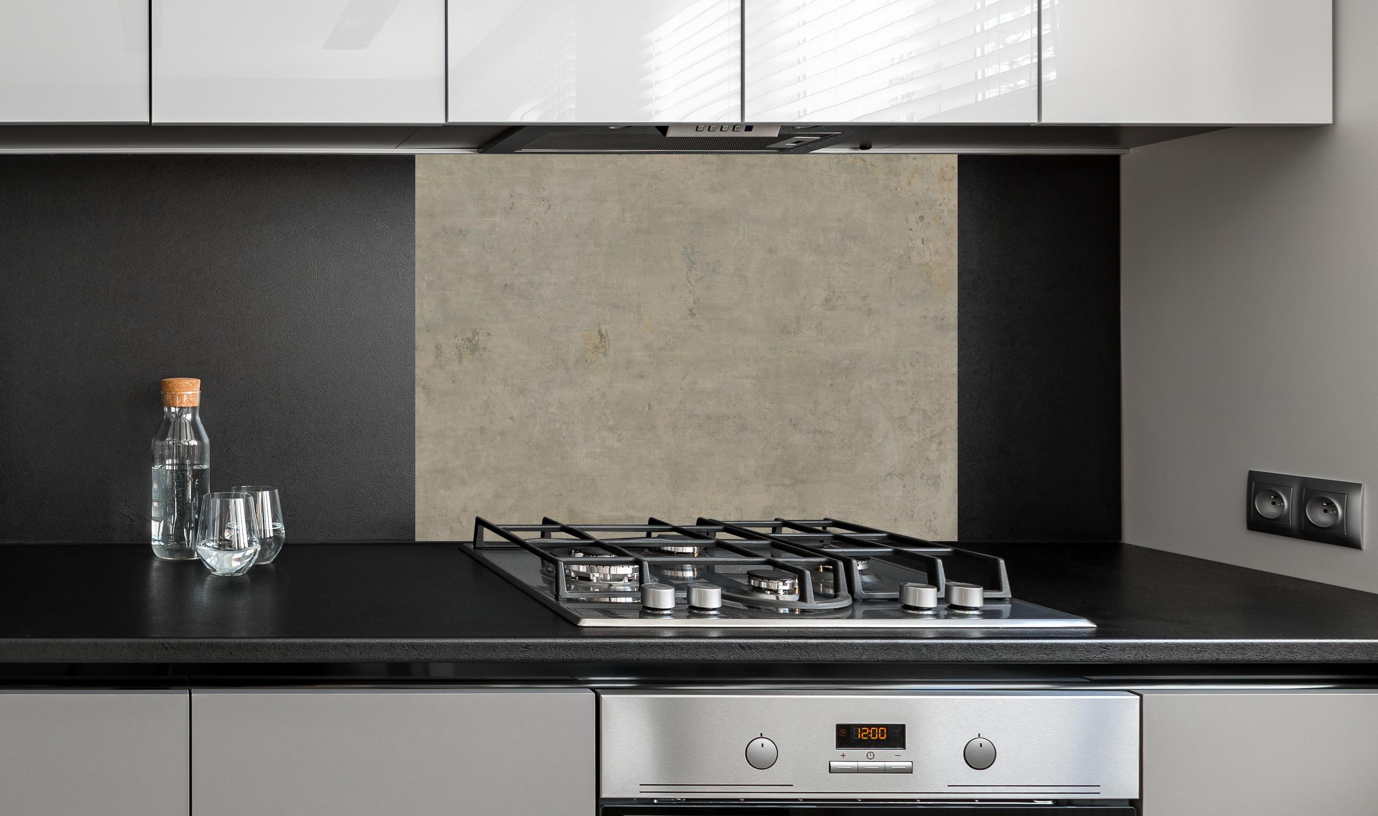 Spritzschutz - Keramik Urban Stone hinter einem Cerankochfeld zwischen Holz-Kochutensilien