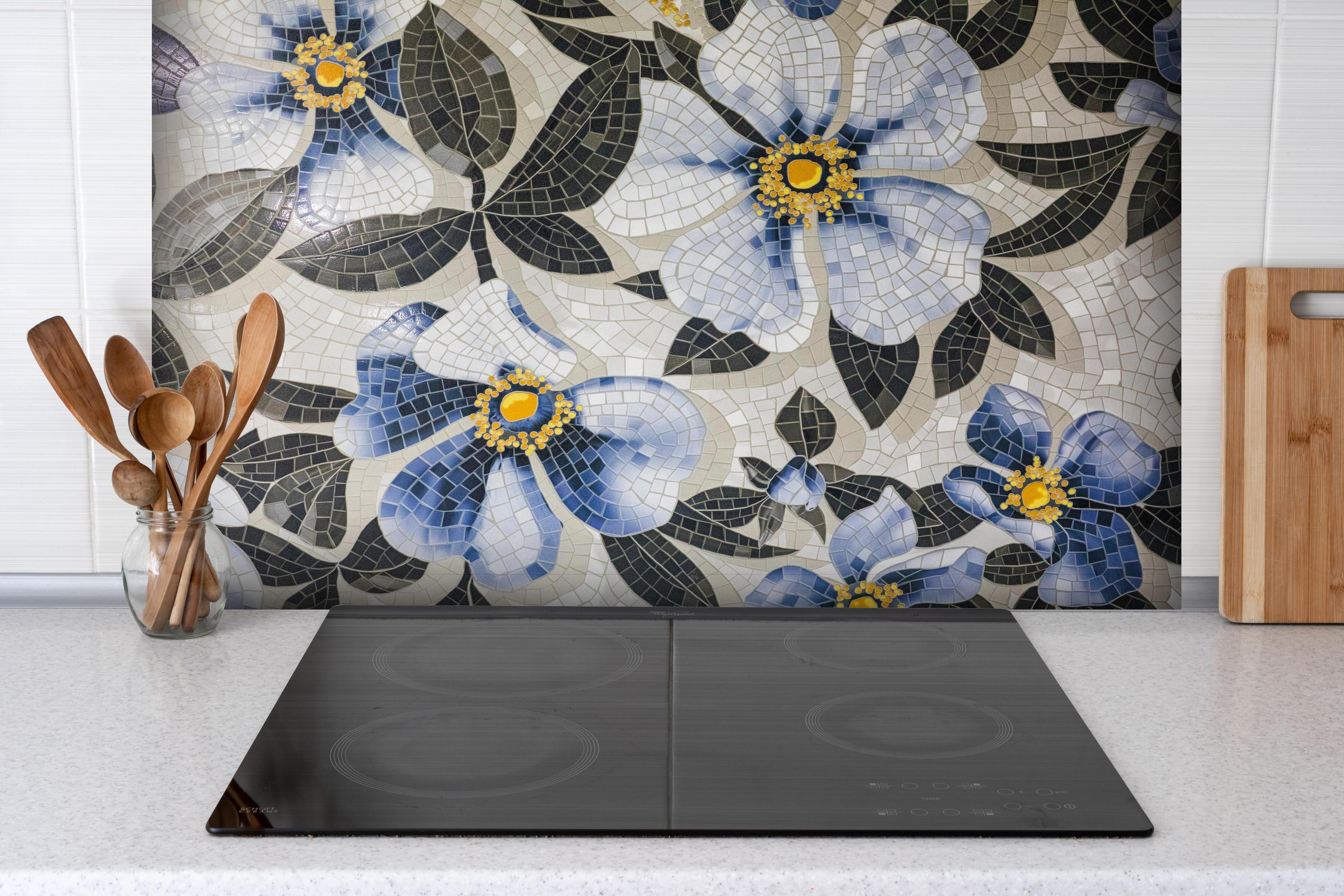 Spritzschutz - Keramikfliesen mit blauem Blumenmuster Küche hinter einem Cerankochfeld zwischen Holz-Kochutensilien