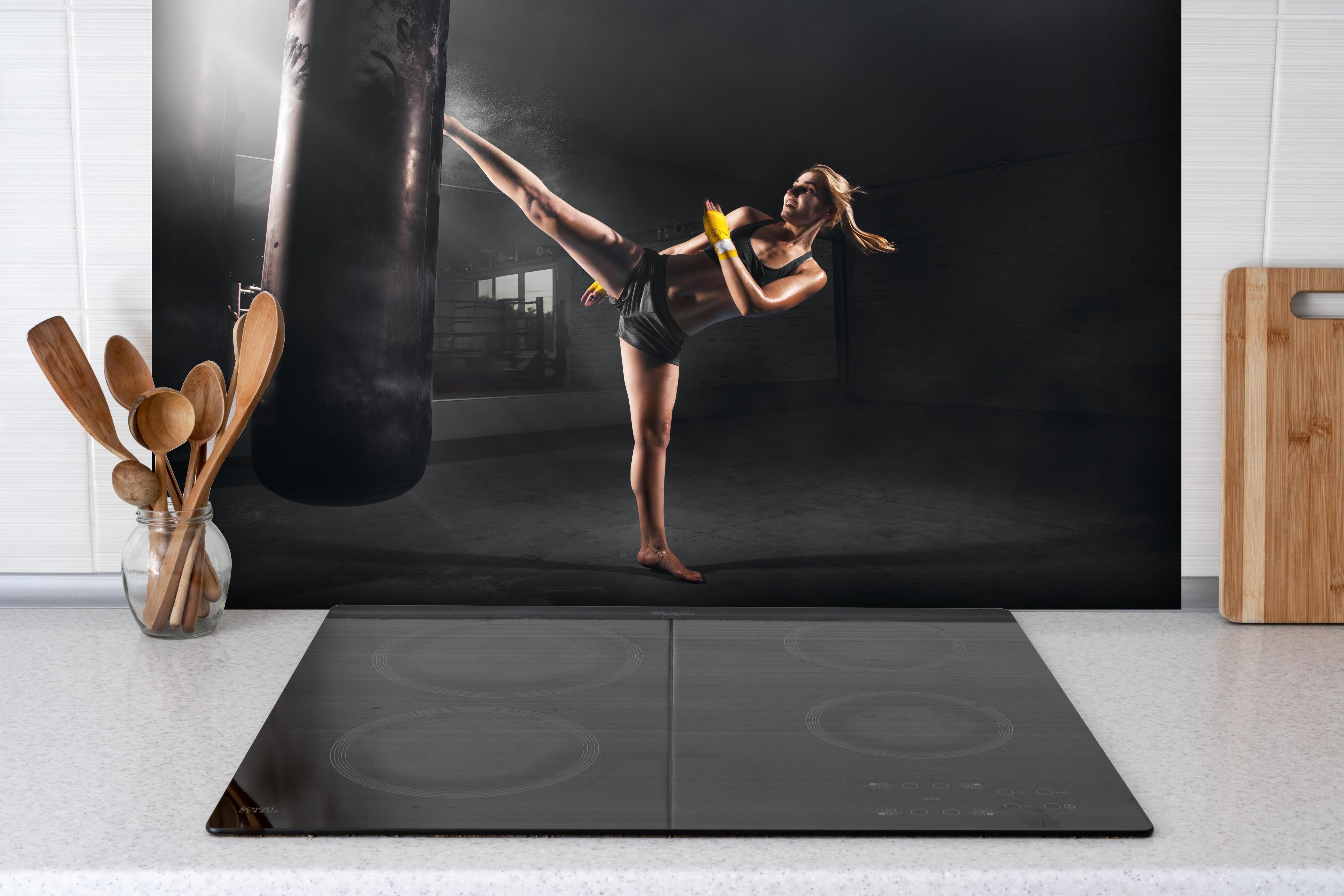 Spritzschutz - Kickboxen Sport hinter einem Cerankochfeld zwischen Holz-Kochutensilien