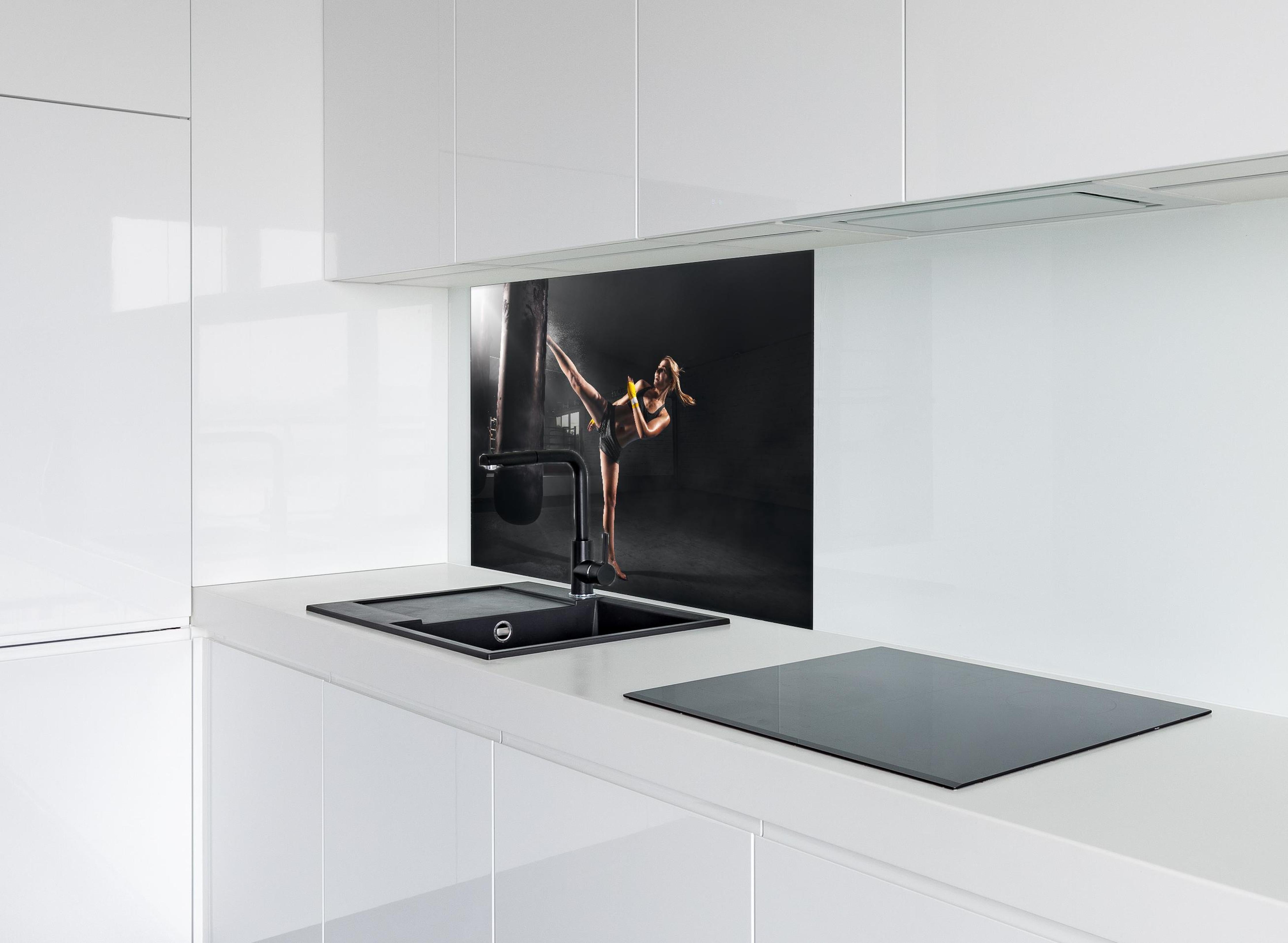 Spritzschutz - Kickboxen Sport hinter einem Cerankochfeld zwischen Holz-Kochutensilien