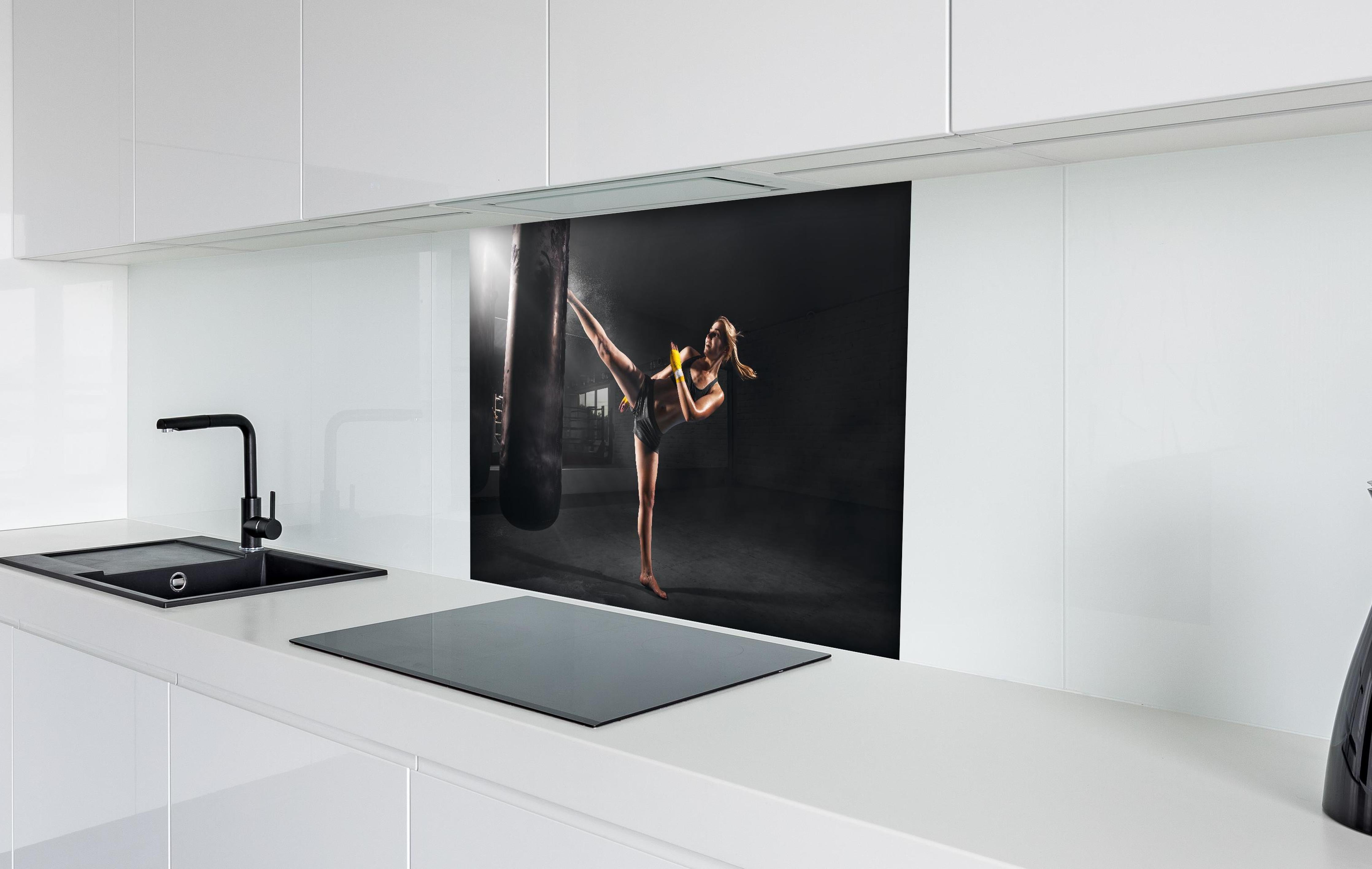 Spritzschutz - Kickboxen Sport hinter einem Cerankochfeld zwischen Holz-Kochutensilien