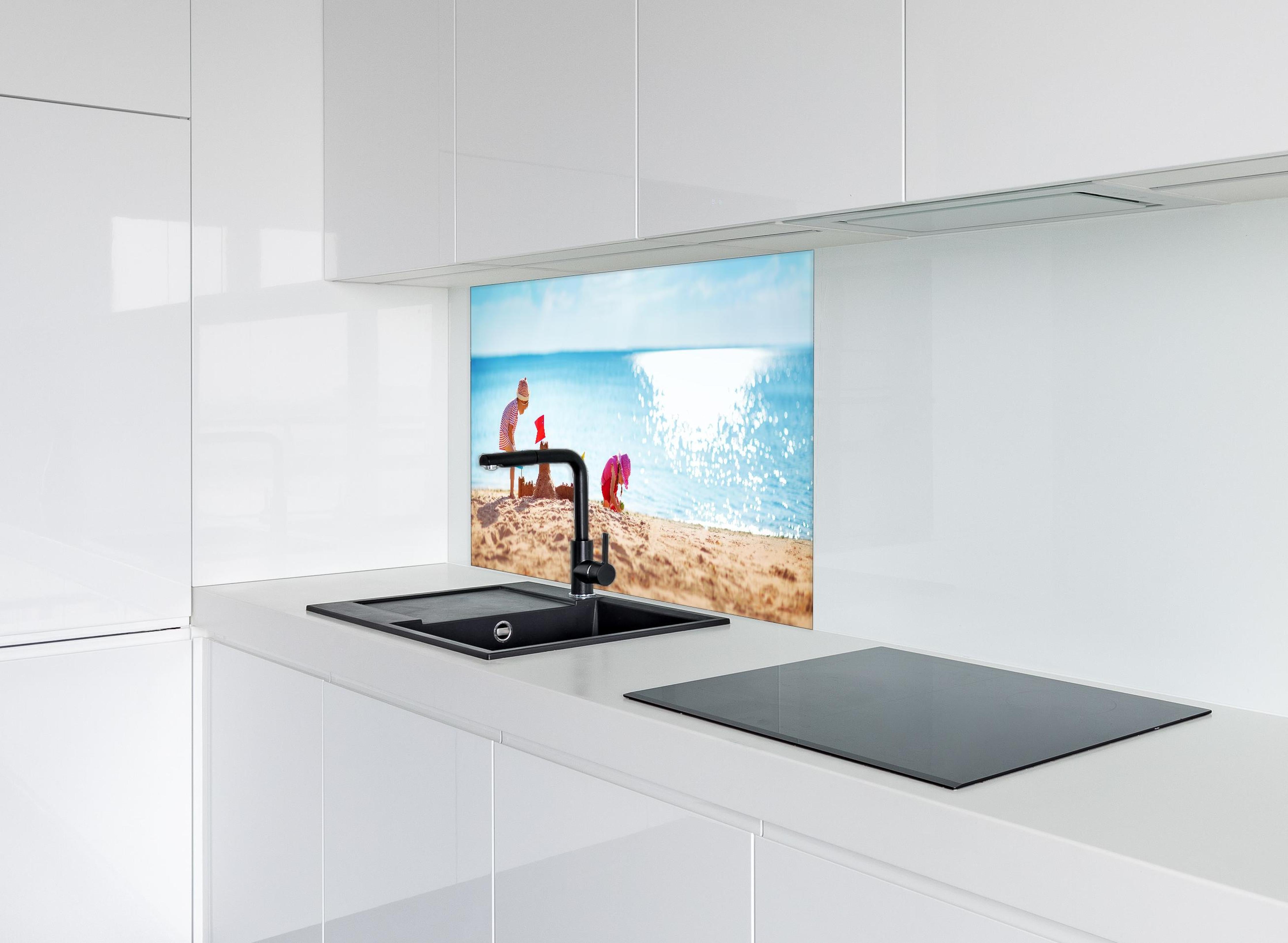 Spritzschutz - Kinder bauen Sandburg am sonnigen Strand hinter einem Cerankochfeld zwischen Holz-Kochutensilien