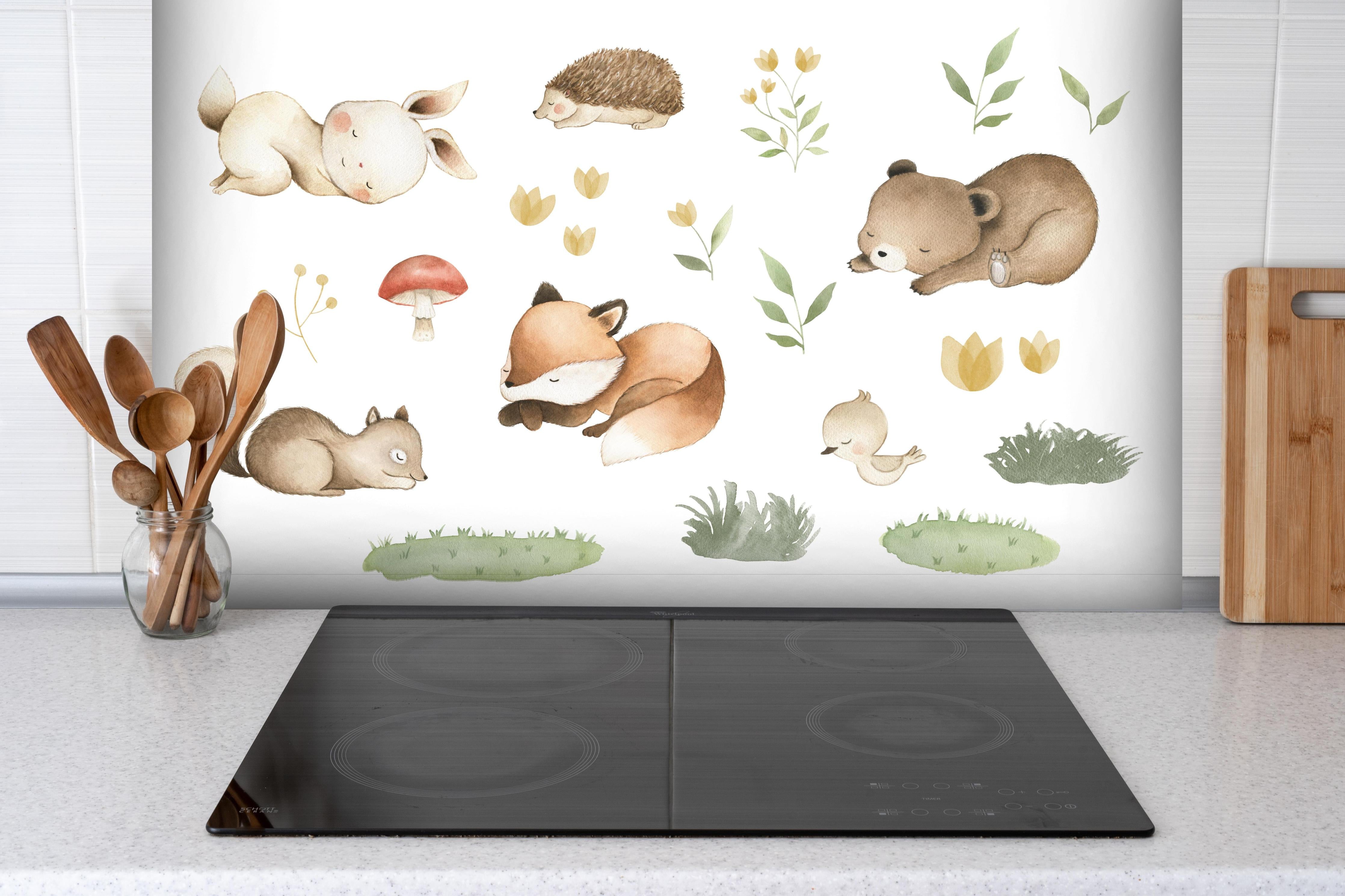 Spritzschutz - Kindermotiv - Schlafende Tierchen hinter einem Cerankochfeld zwischen Holz-Kochutensilien