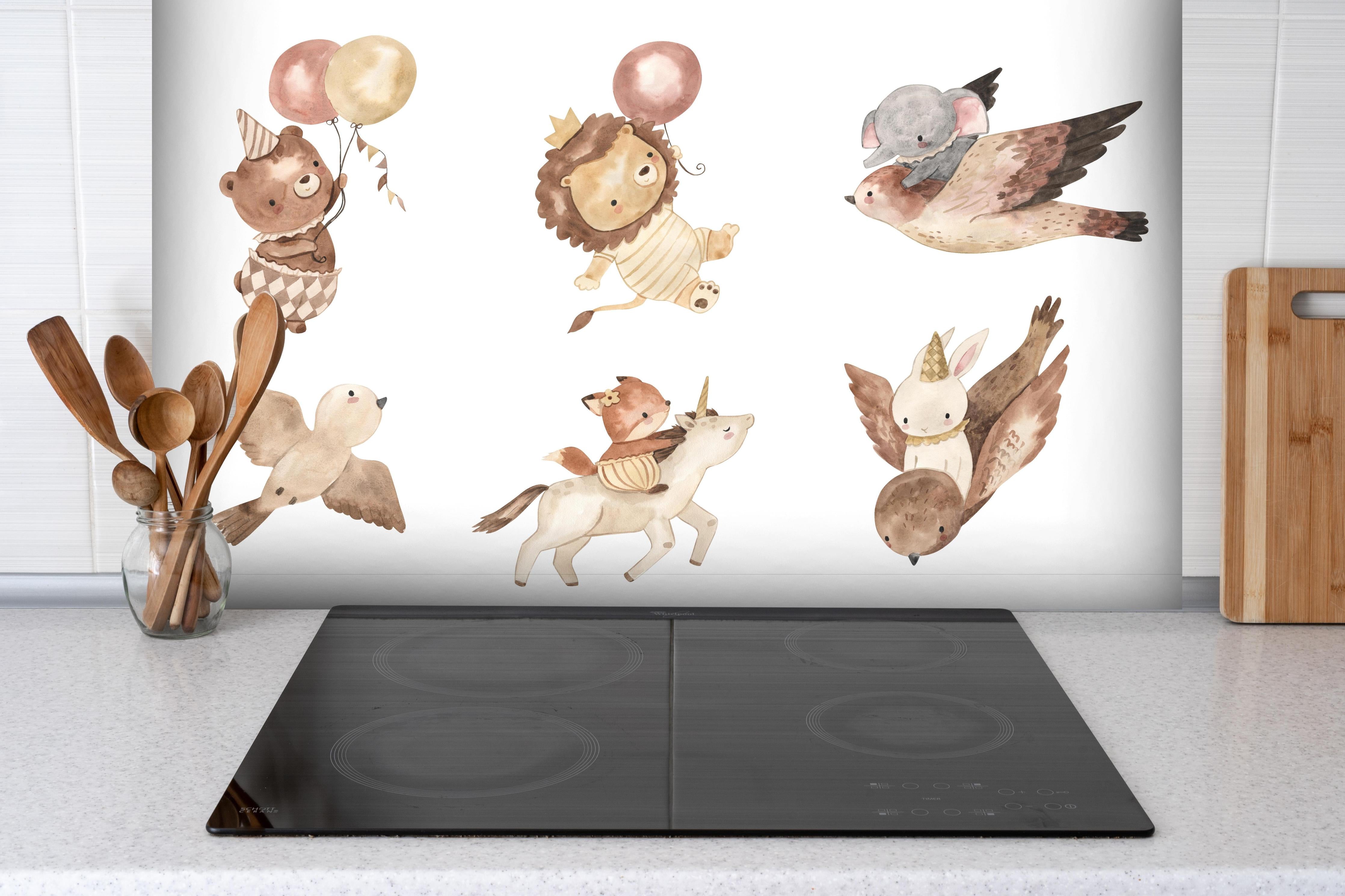Spritzschutz - Kindermotiv - Tiere in den Lüften hinter einem Cerankochfeld zwischen Holz-Kochutensilien