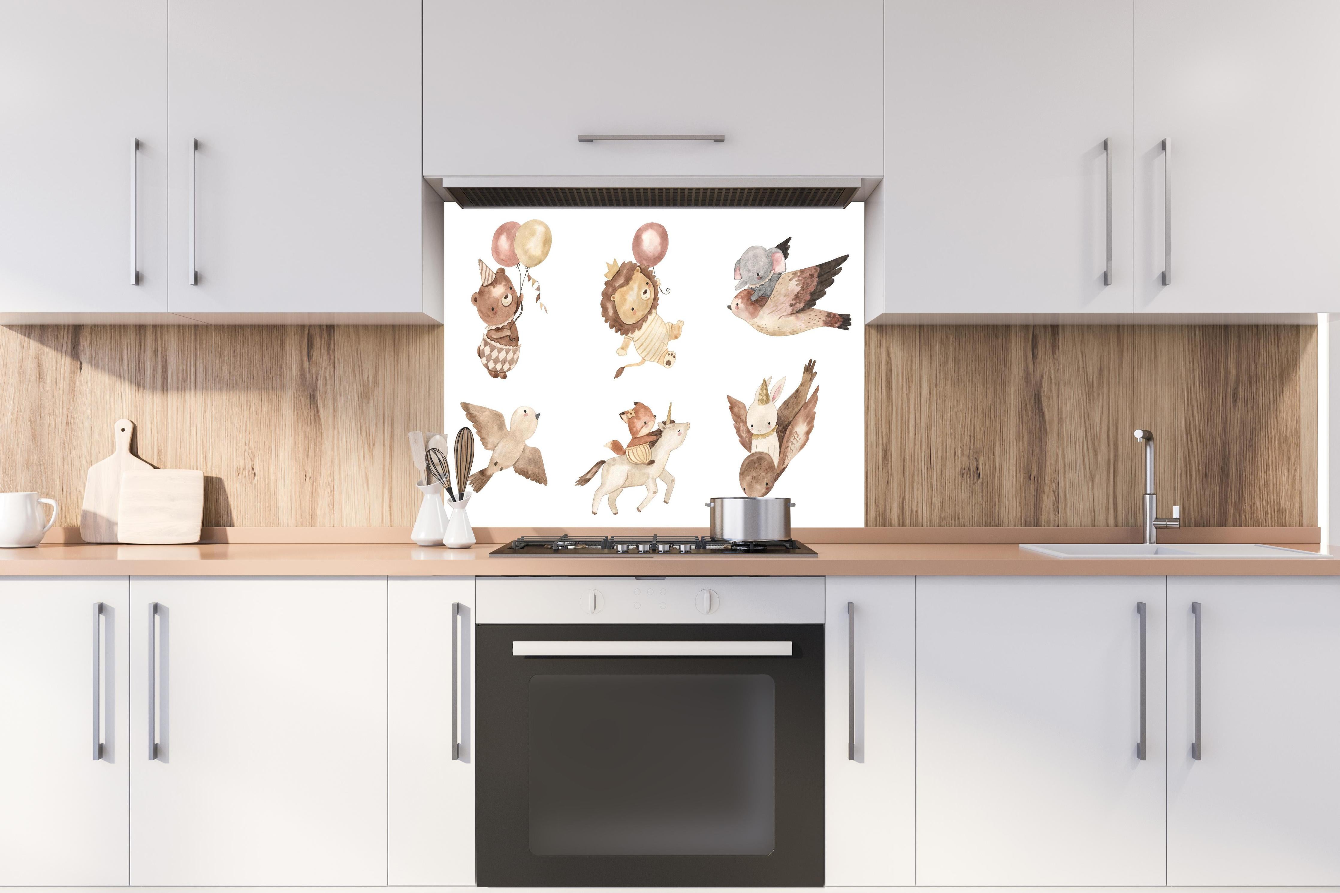 Spritzschutz - Kindermotiv - Tiere in den Lüften hinter einem Cerankochfeld zwischen Holz-Kochutensilien