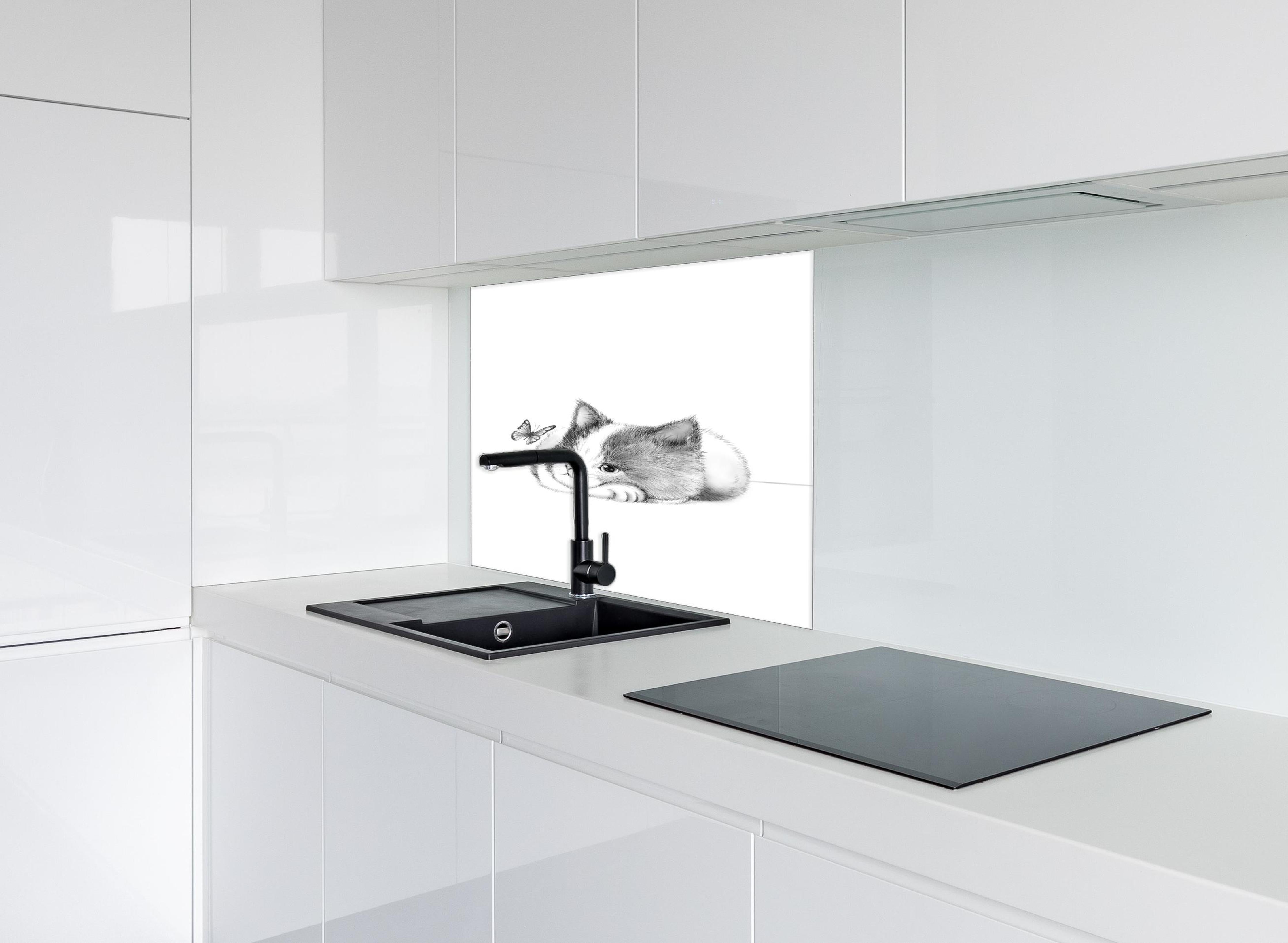 Spritzschutz - Kindermotiv einer Katze - Schwarz-weiß hinter einem Cerankochfeld zwischen Holz-Kochutensilien