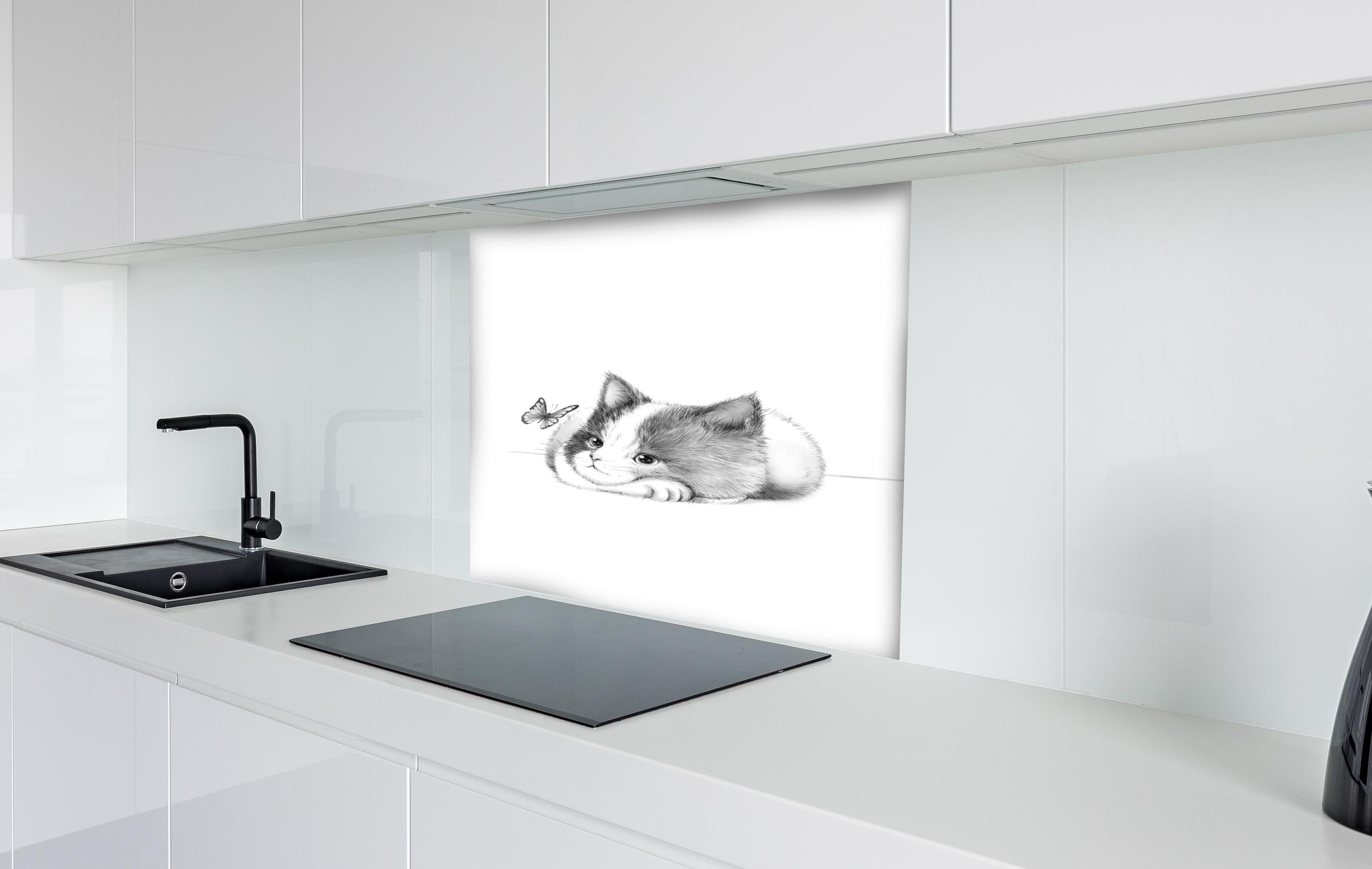 Spritzschutz - Kindermotiv einer Katze - Schwarz-weiß hinter einem Cerankochfeld zwischen Holz-Kochutensilien