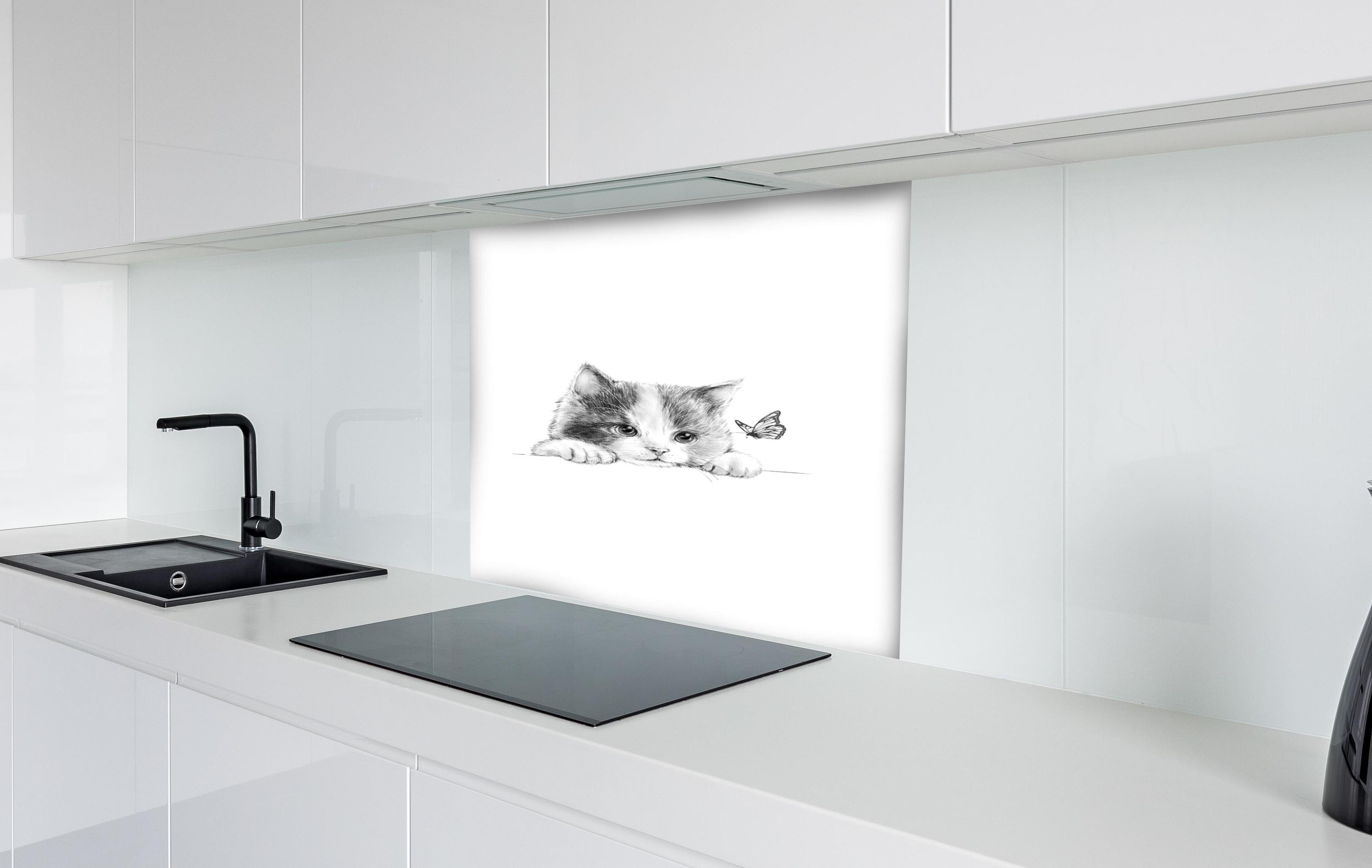 Spritzschutz - Kindermotiv einer Katze - schwarz-weiß hinter einem Cerankochfeld zwischen Holz-Kochutensilien