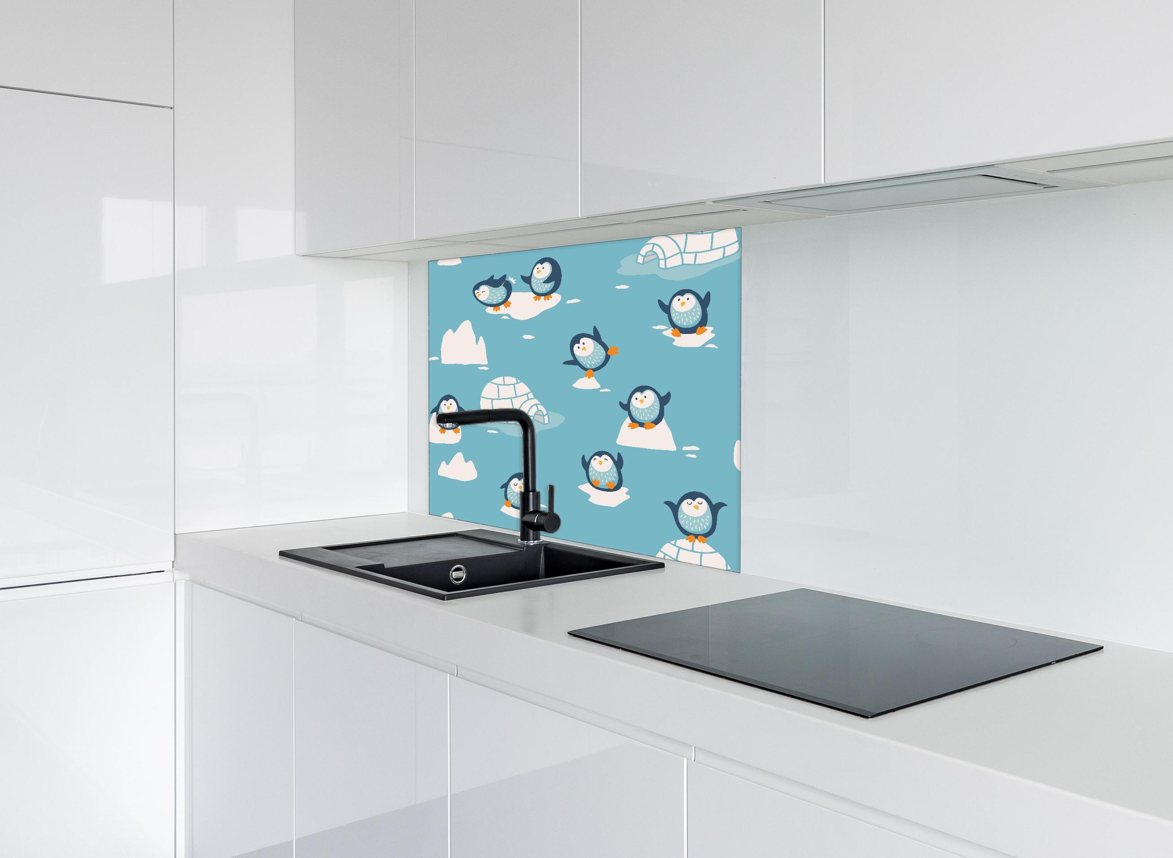 Spritzschutz - Kindlich-verspielte Pinguin-Textilillustration hinter einem Cerankochfeld zwischen Holz-Kochutensilien