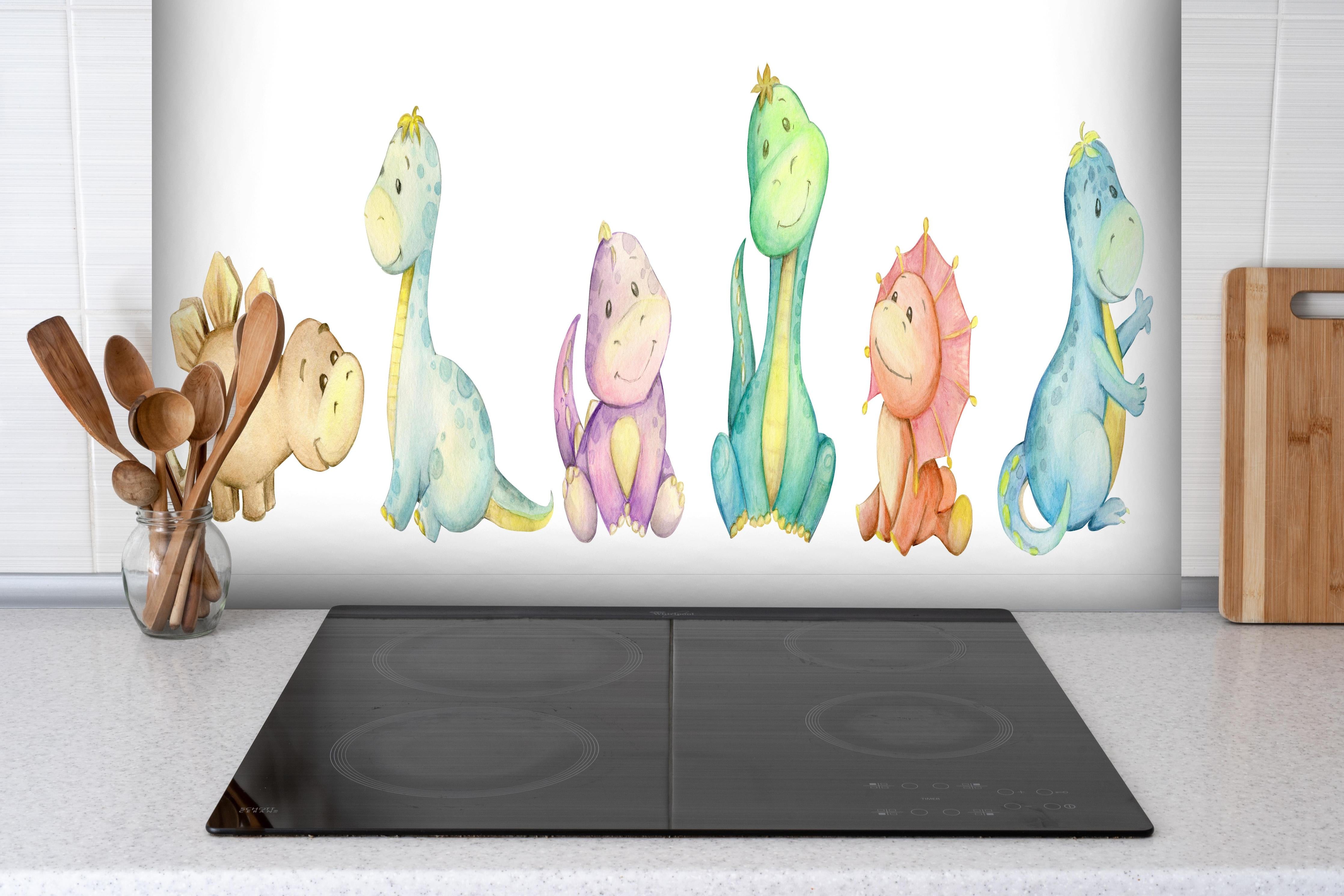 Spritzschutz - Kindliche Dinosaurier hinter einem Cerankochfeld zwischen Holz-Kochutensilien