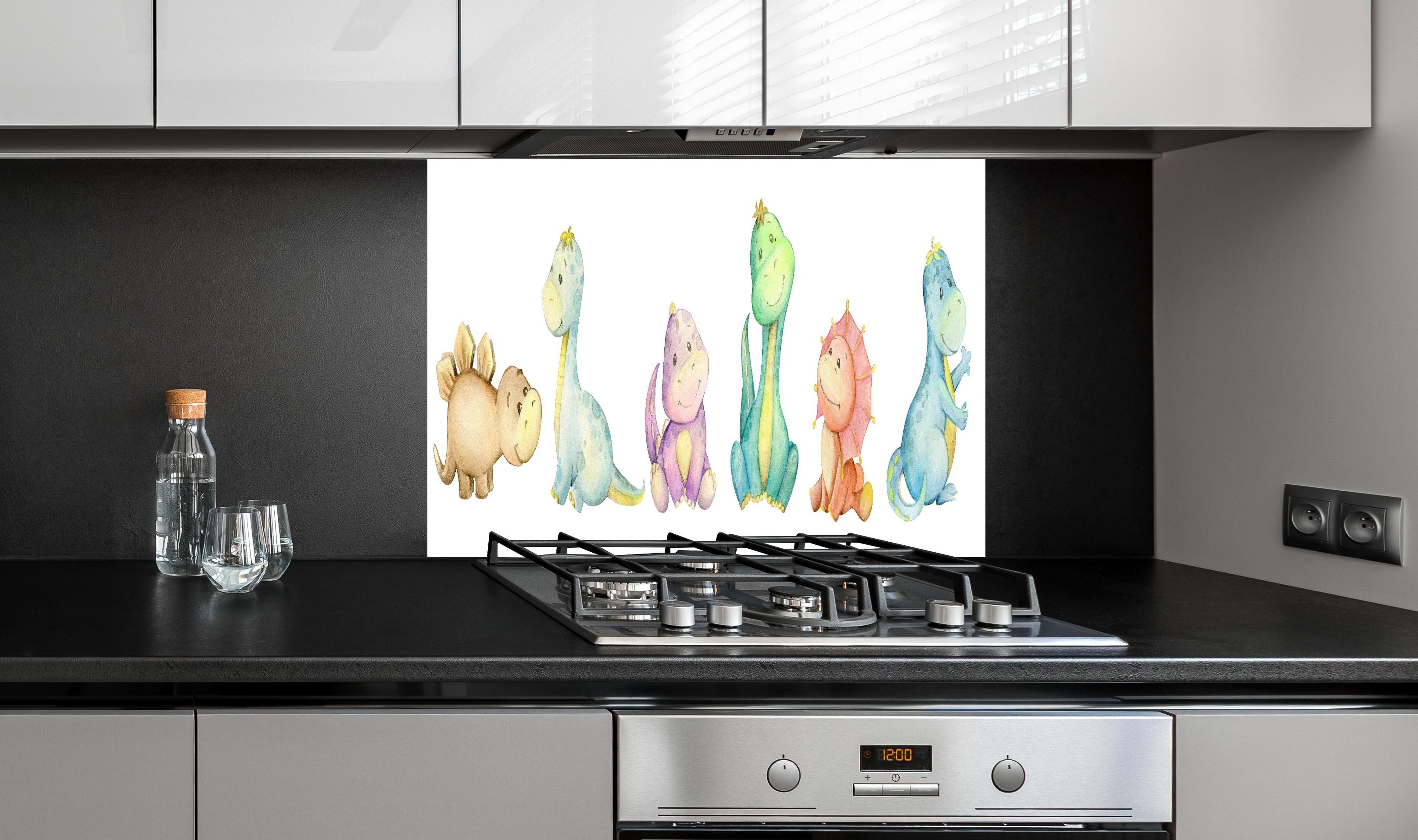 Spritzschutz - Kindliche Dinosaurier hinter einem Cerankochfeld zwischen Holz-Kochutensilien