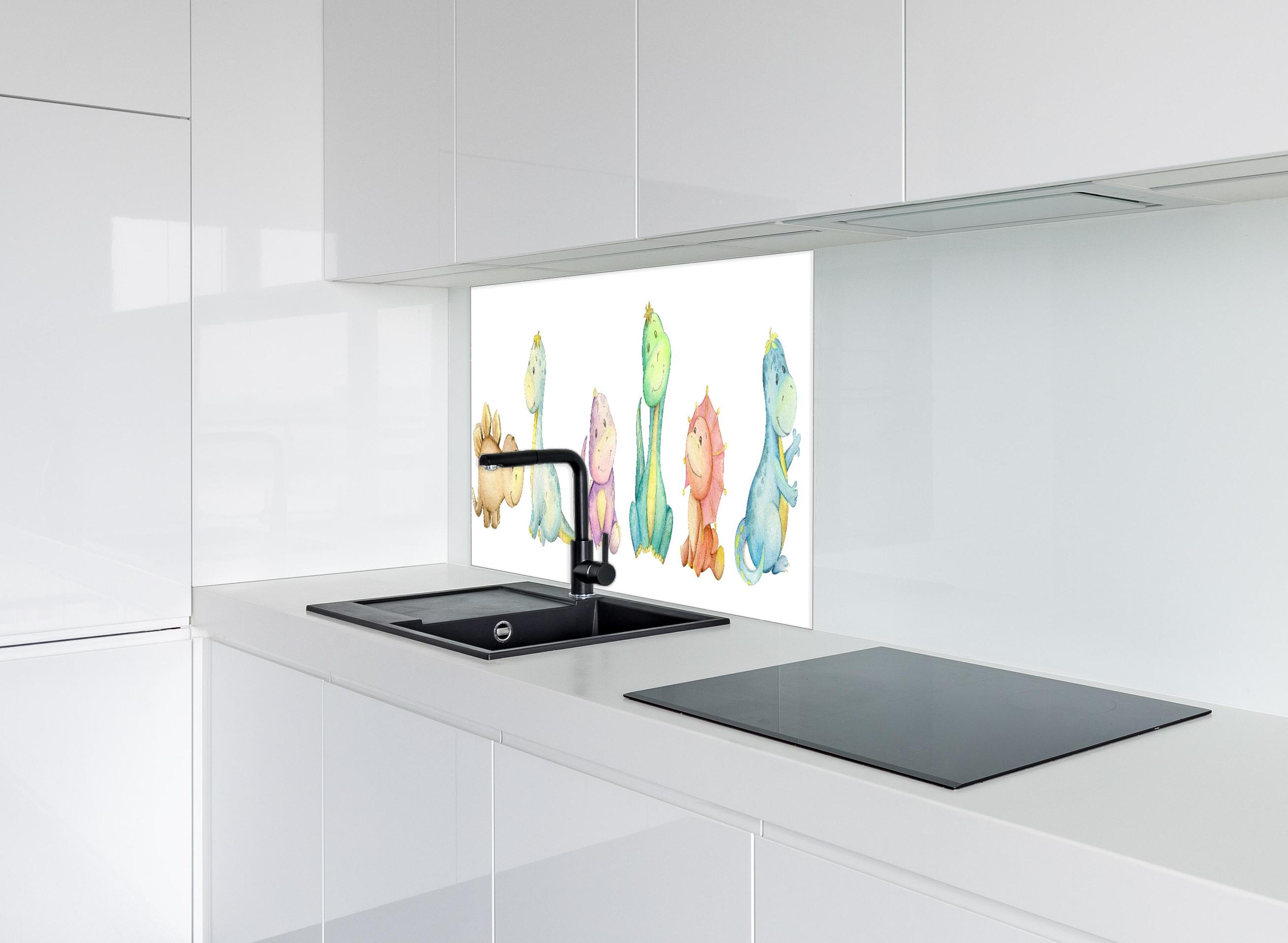 Spritzschutz - Kindliche Dinosaurier hinter einem Cerankochfeld zwischen Holz-Kochutensilien