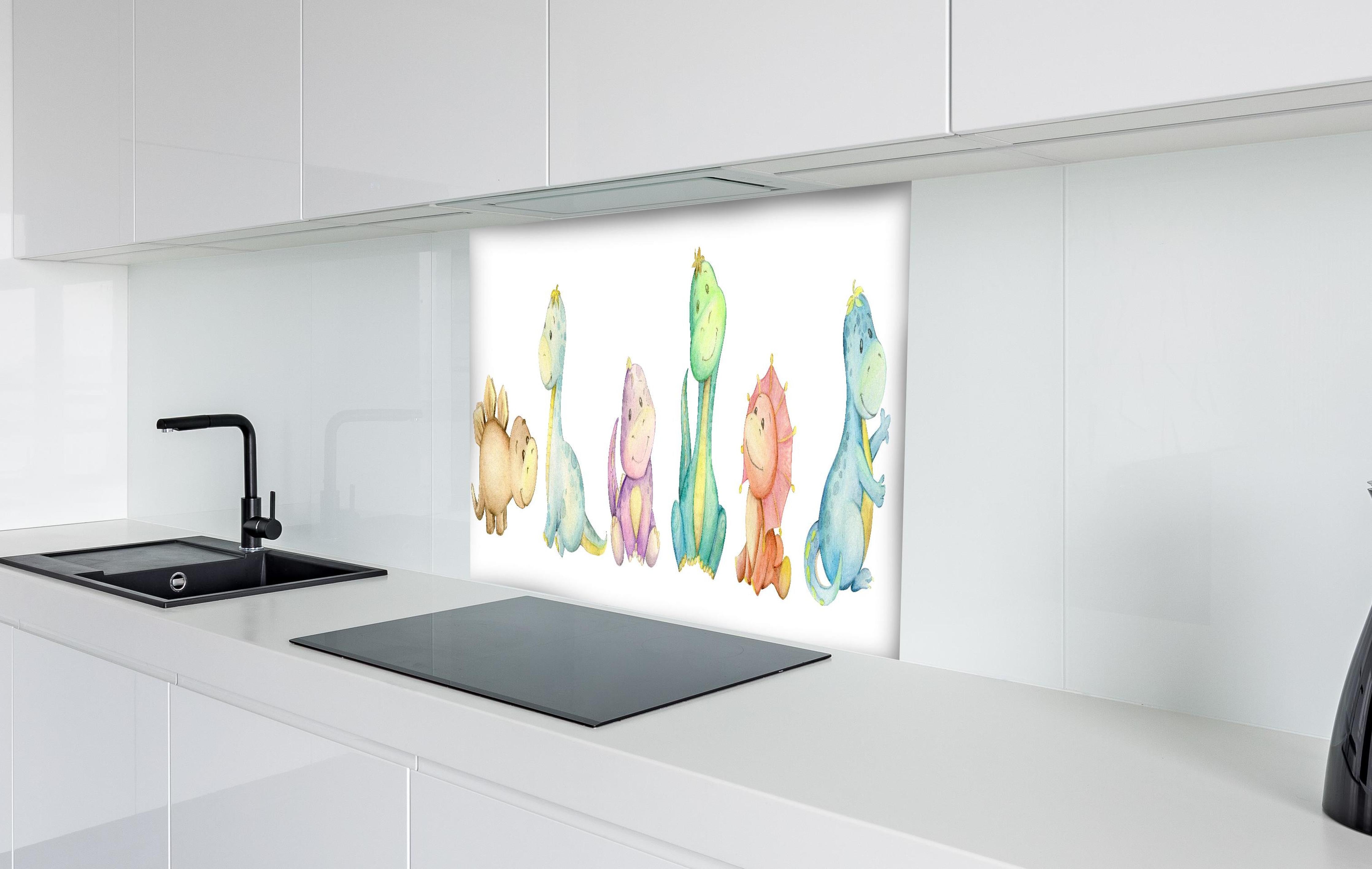 Spritzschutz - Kindliche Dinosaurier hinter einem Cerankochfeld zwischen Holz-Kochutensilien