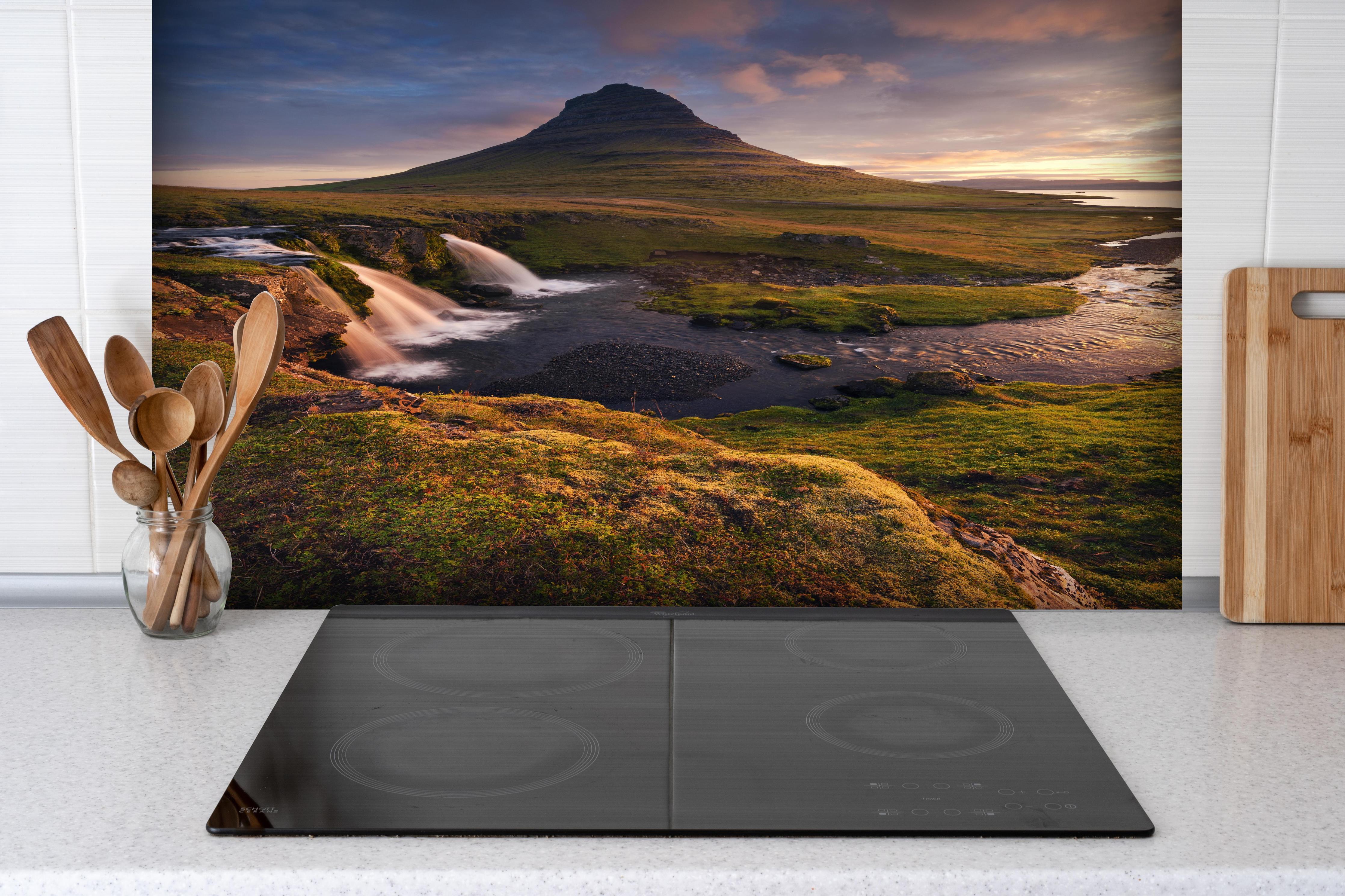 Spritzschutz - Kirkjufell Wasserfall Island Morgendämmerung hinter einem Cerankochfeld zwischen Holz-Kochutensilien