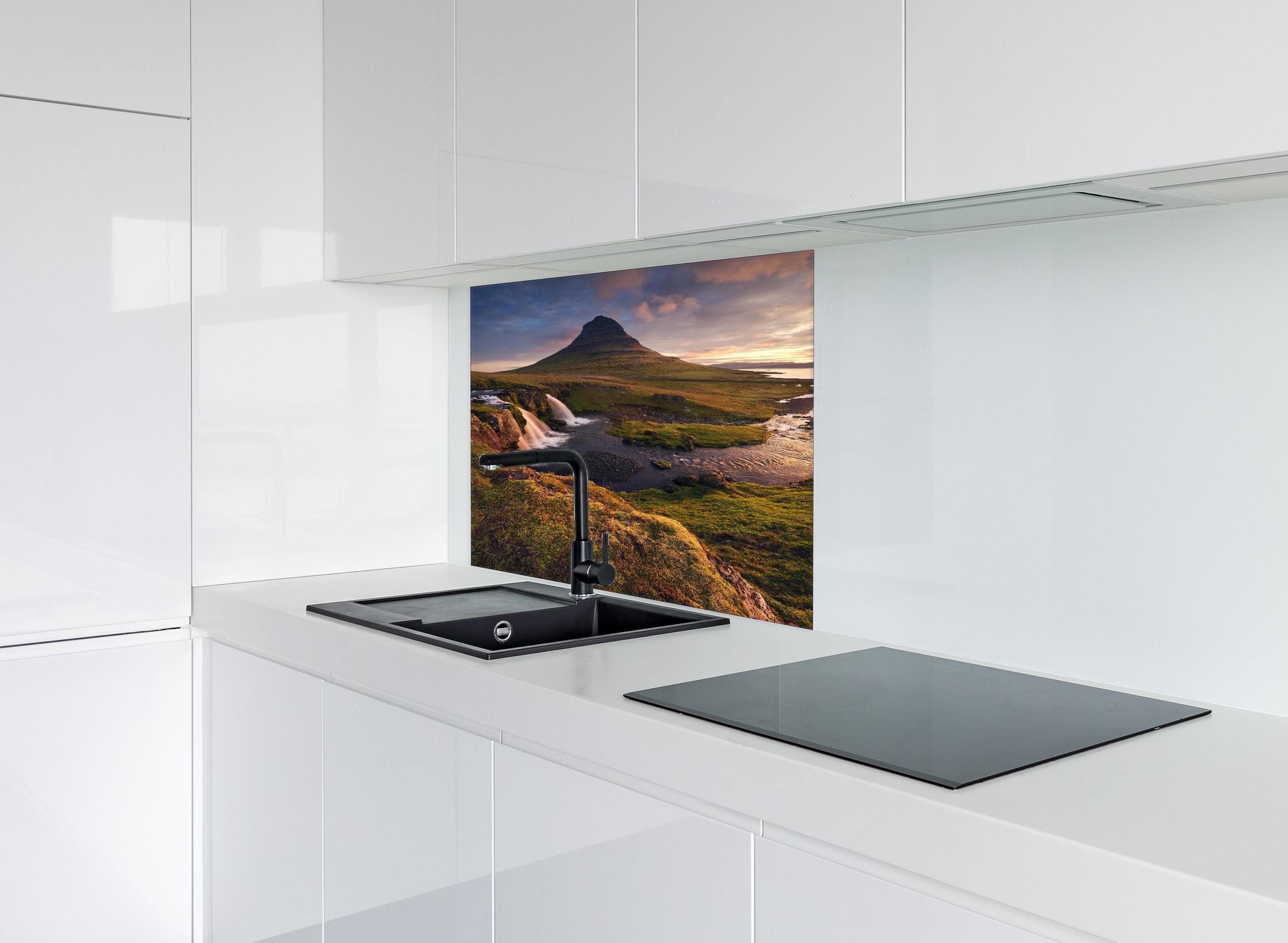 Spritzschutz - Kirkjufell Wasserfall Island Morgendämmerung hinter einem Cerankochfeld zwischen Holz-Kochutensilien