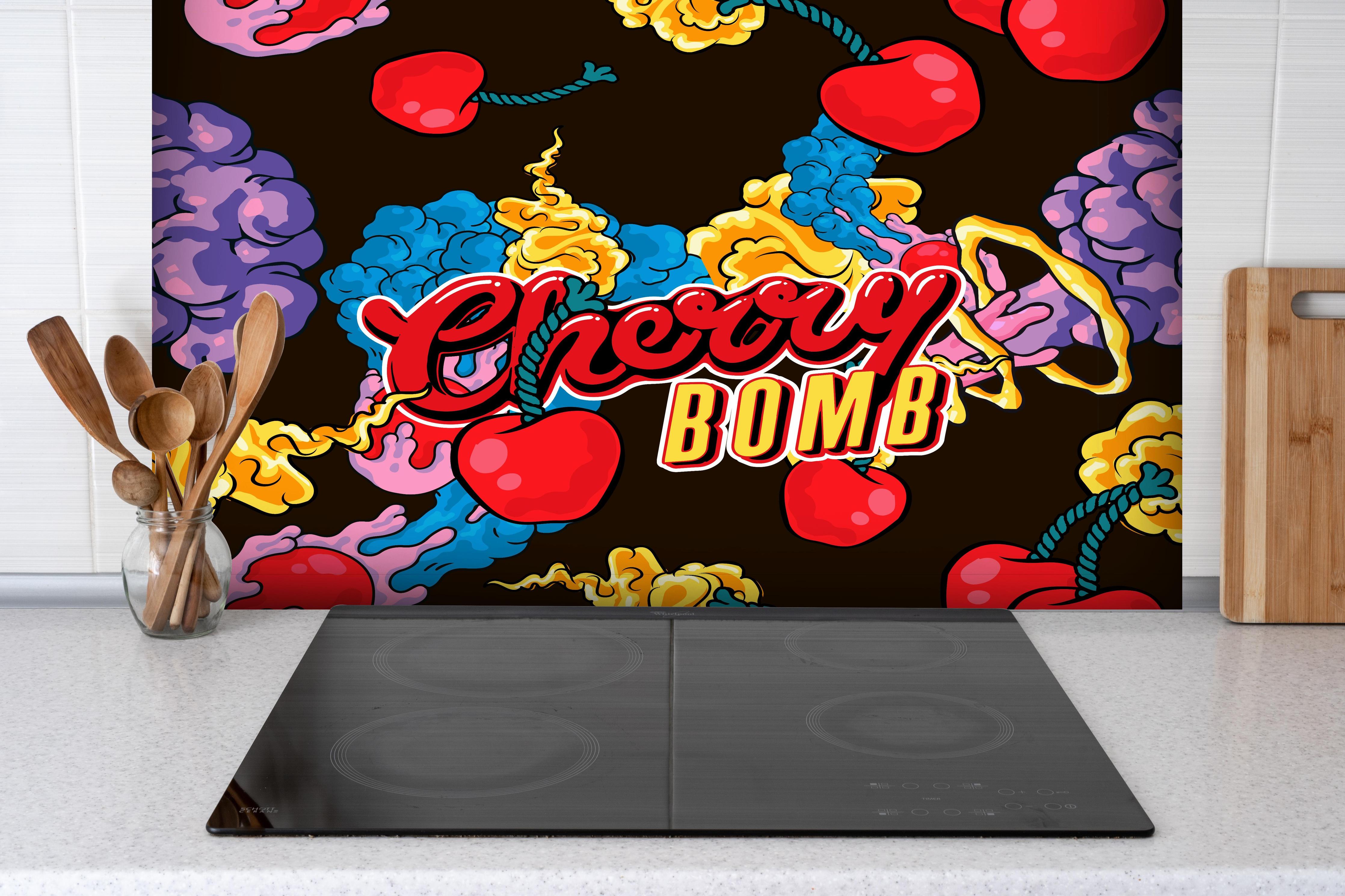 Spritzschutz - Kirschbombe Graphik hinter einem Cerankochfeld zwischen Holz-Kochutensilien